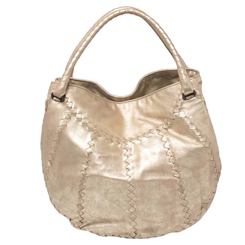 Know to create designs that are stylish, sophisticated, and timeless, Bottega Veneta is a brand worth investing in. Crafted in Italy, this hobo is made of quality leather and comes in metallic gold. It features the signature Intrecciato weave
