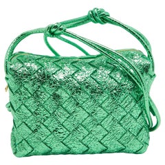 Bottega Veneta mini sac pour appareil photo Intrecciato en cuir vert métallisé