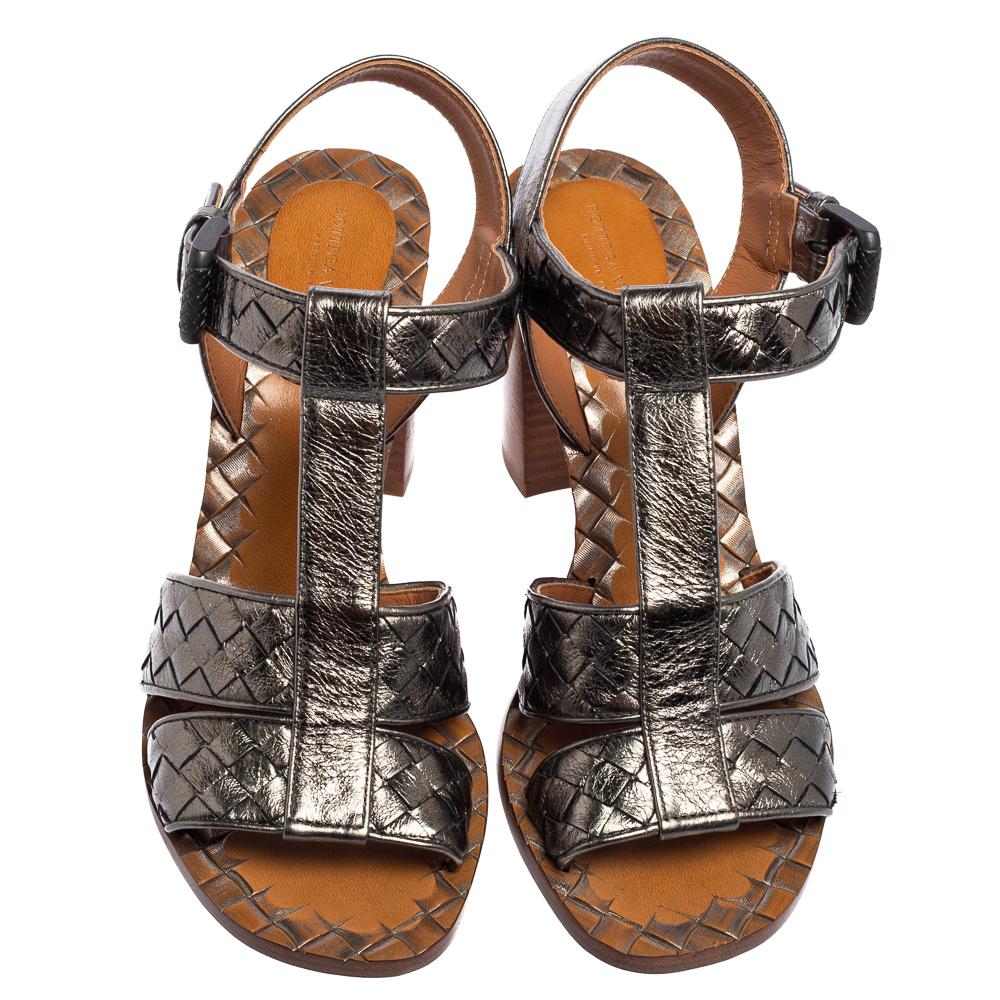Let your style sparkle as you flaunt these sandals from the House of Bottega Veneta. They are made from metallic-grey Intrecciato leather on the exterior and come with block heels. They are equipped with buckled closure and black-toned hardware.