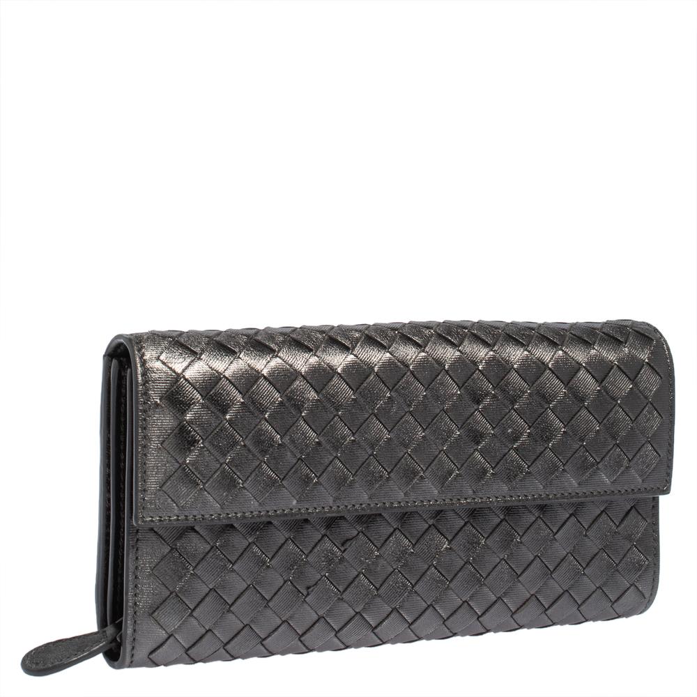 Crafted by Bottega Veneta, this wallet is an immaculate balance of sophistication and rational utility. It has been designed employing the label's signature Intrecciato technique in a metallic grey shade. The creation is equipped with ample space