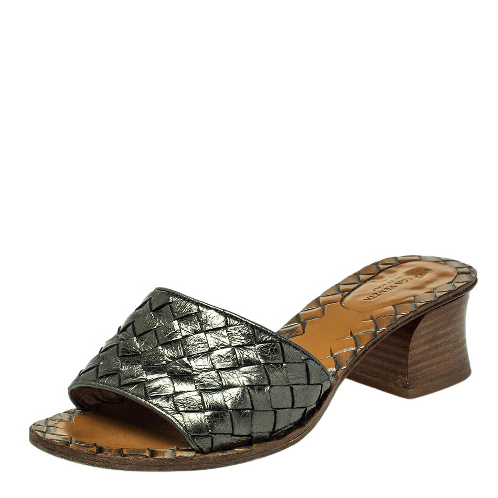 We love how these Bottega Veneta sandals can complement any outfit effortlessly. They feature broad straps woven from leather in their signature Intrecciato technique, also echoed on the edges of the insoles. Finished off with open toes and low