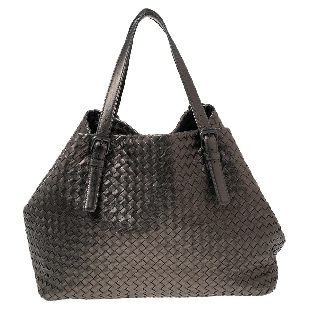 Bottega Veneta's Cesta tote is made for a modern woman like you. Crafted from leather in the signature Intrecciato weave, it features a metallic finish and a capacious interior for your belongings. The tote suspends from dual handles so that you can