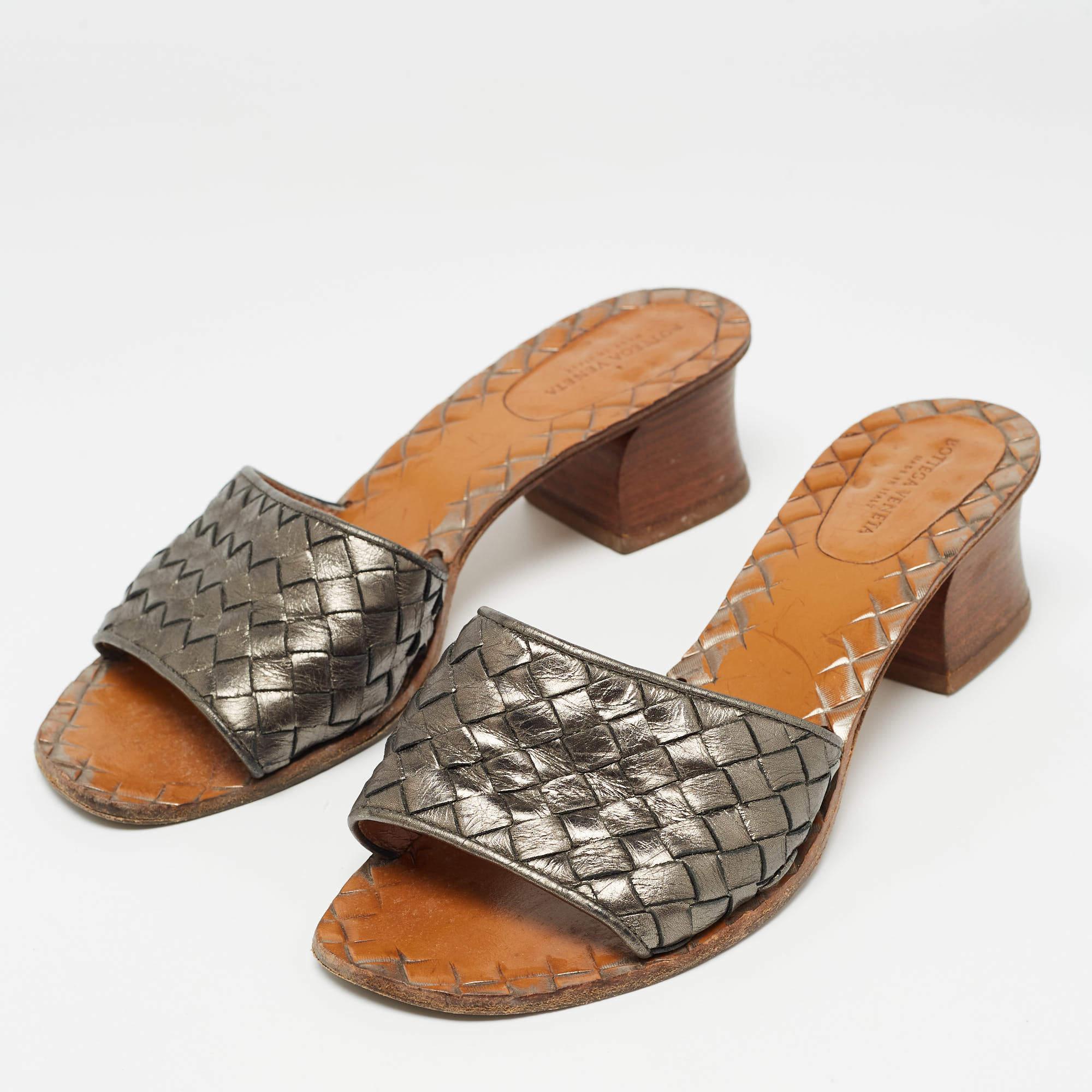 Crafted from leather, these metallic slides from Bottega Veneta feature the brand's signature Intrecciato weave on the upper strap. This is definitely one pair that speaks style in a luxe way.