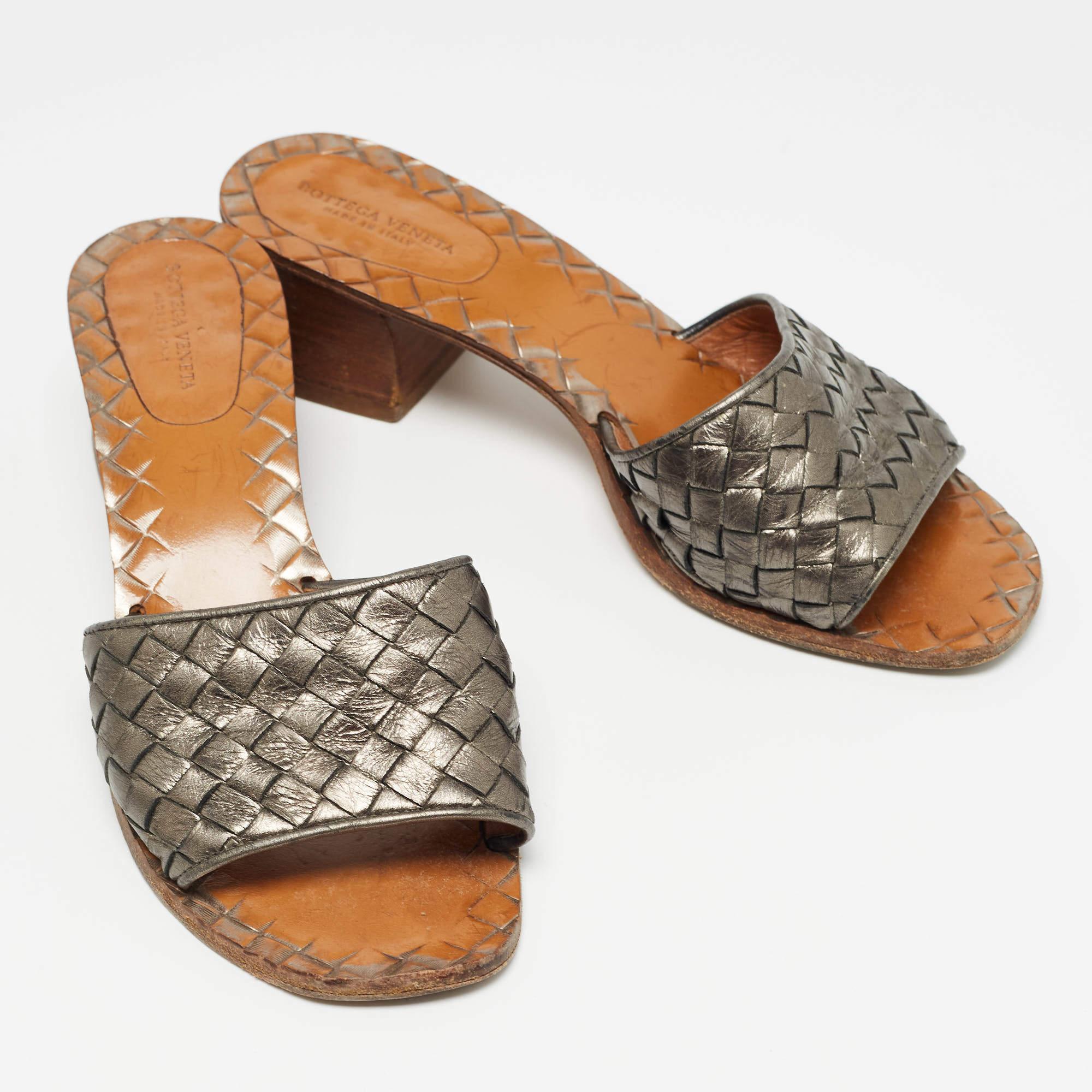 Bottega Veneta Metallic Intrecciato Leather Slides Size 36 In Good Condition In Dubai, Al Qouz 2