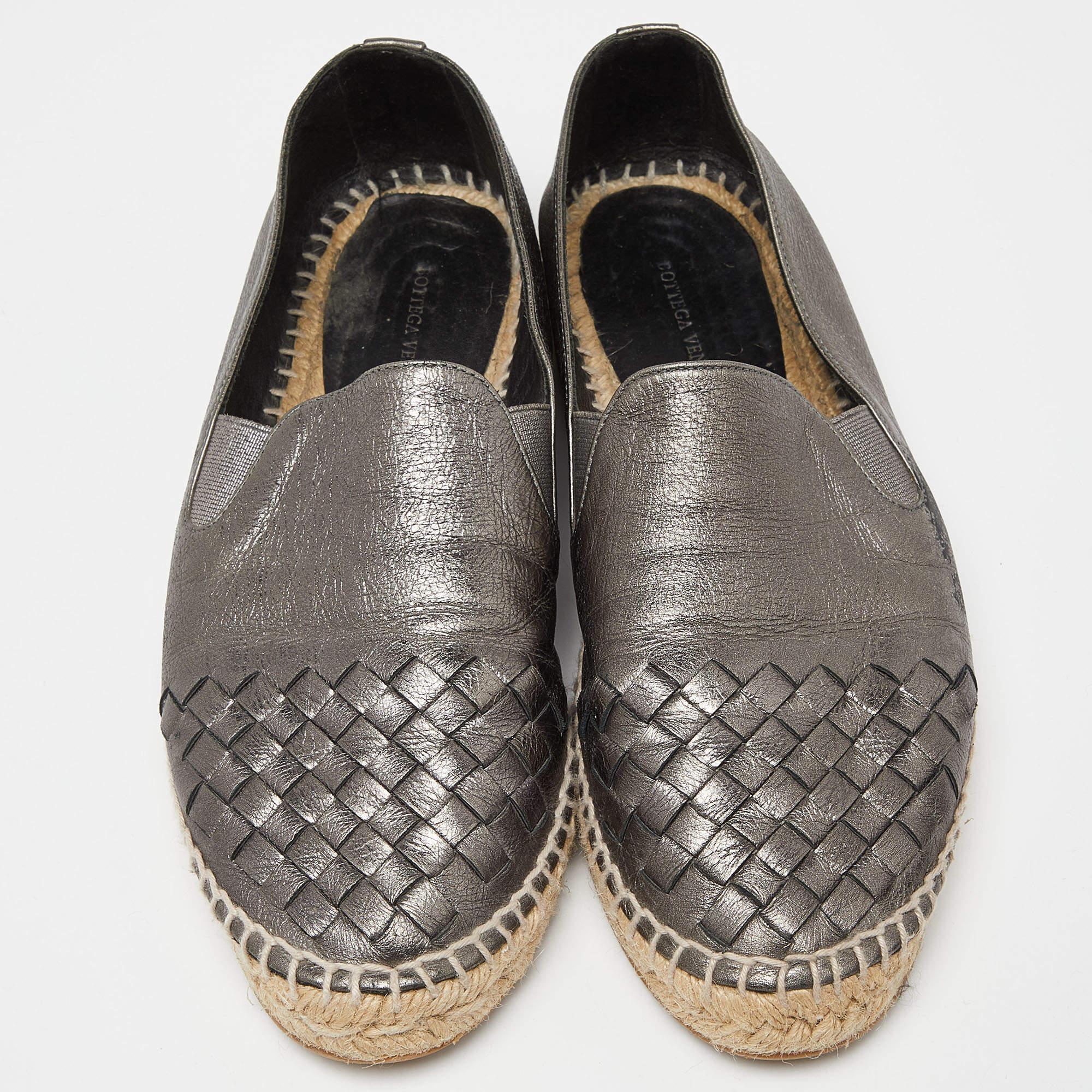 Gris Bottega Veneta Espadrille plates en cuir métallisé taille 39 en vente