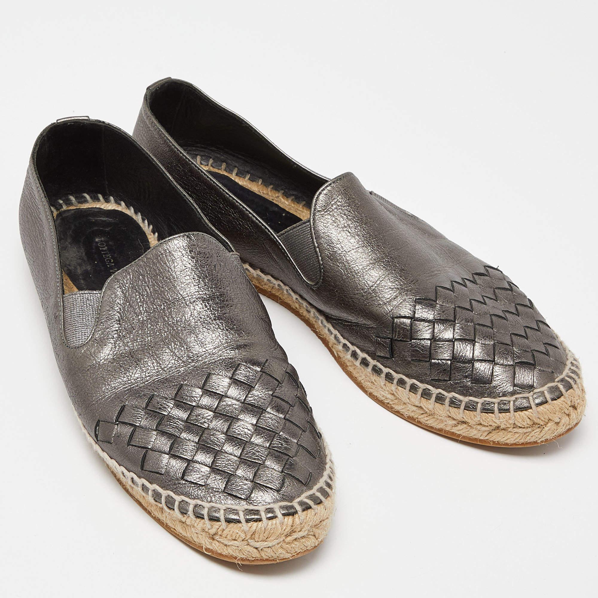 Bottega Veneta Espadrille plates en cuir métallisé taille 39 État moyen - En vente à Dubai, Al Qouz 2