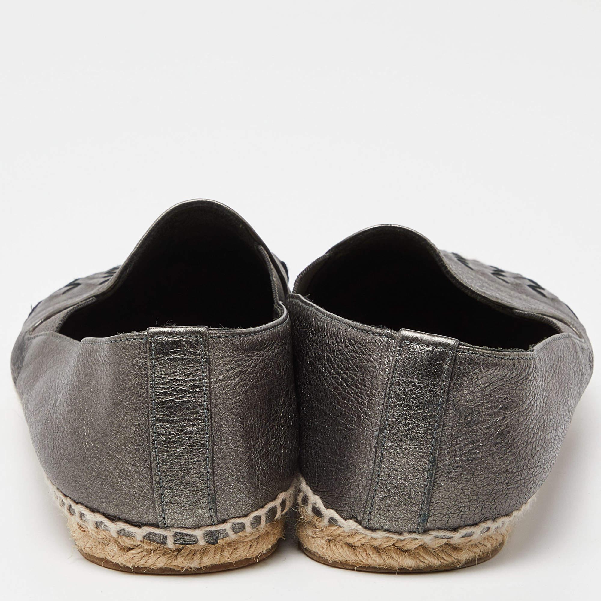 Bottega Veneta Espadrille plates en cuir métallisé taille 39 Pour femmes en vente