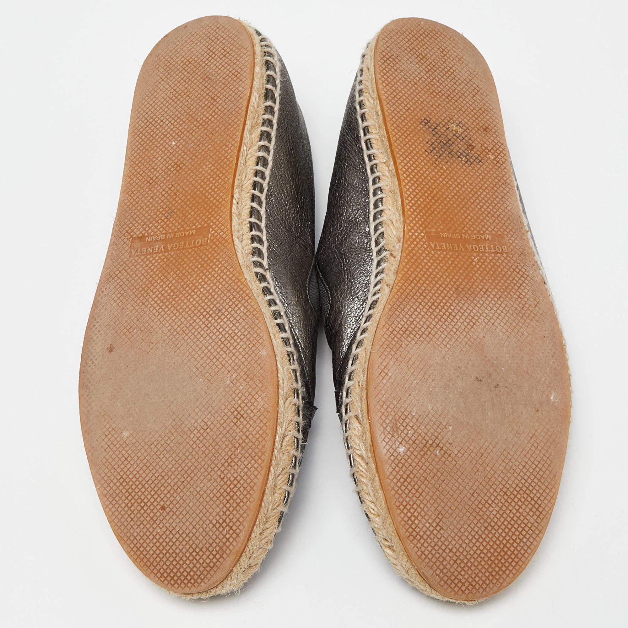 Bottega Veneta Espadrille plates en cuir métallisé taille 39 en vente 1