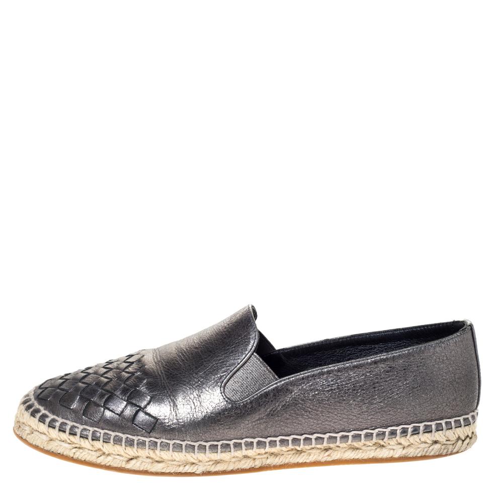 To accompany your attires with ease, Bottega Veneta brings you this pair of espadrille sneakers that speak nothing but high style. They've been crafted from metallic gunmetal leather and detailed with their Intrecciato weave pattern. The comfortable