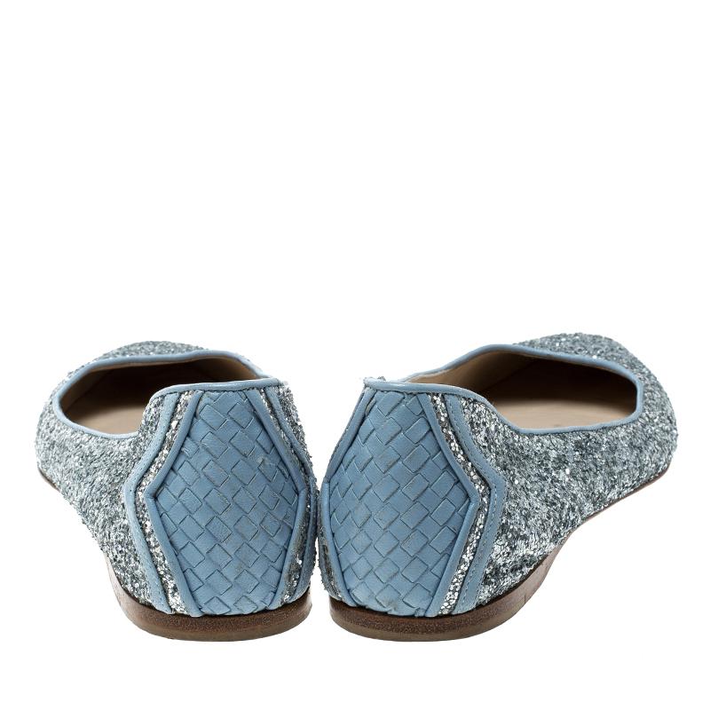 Bottega Veneta Metallic Silver Glitter Intrecciato Leather Trim Pointed Toe Ball In Good Condition In Dubai, Al Qouz 2