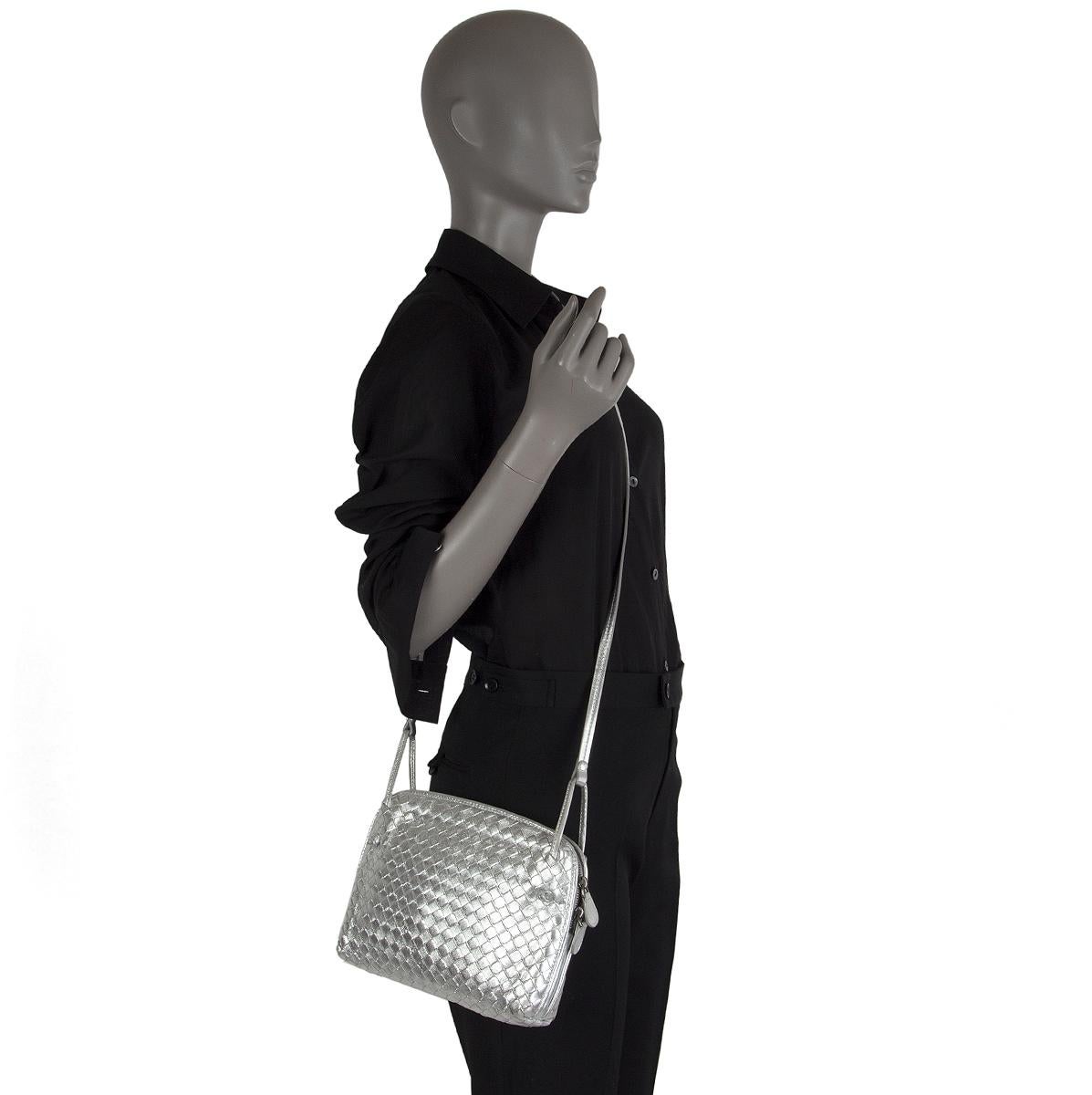 BOTTEGA VENETA metallic silver leather INTRECCIATO NODINI SMALL Crossbody Bag In Excellent Condition In Zürich, CH