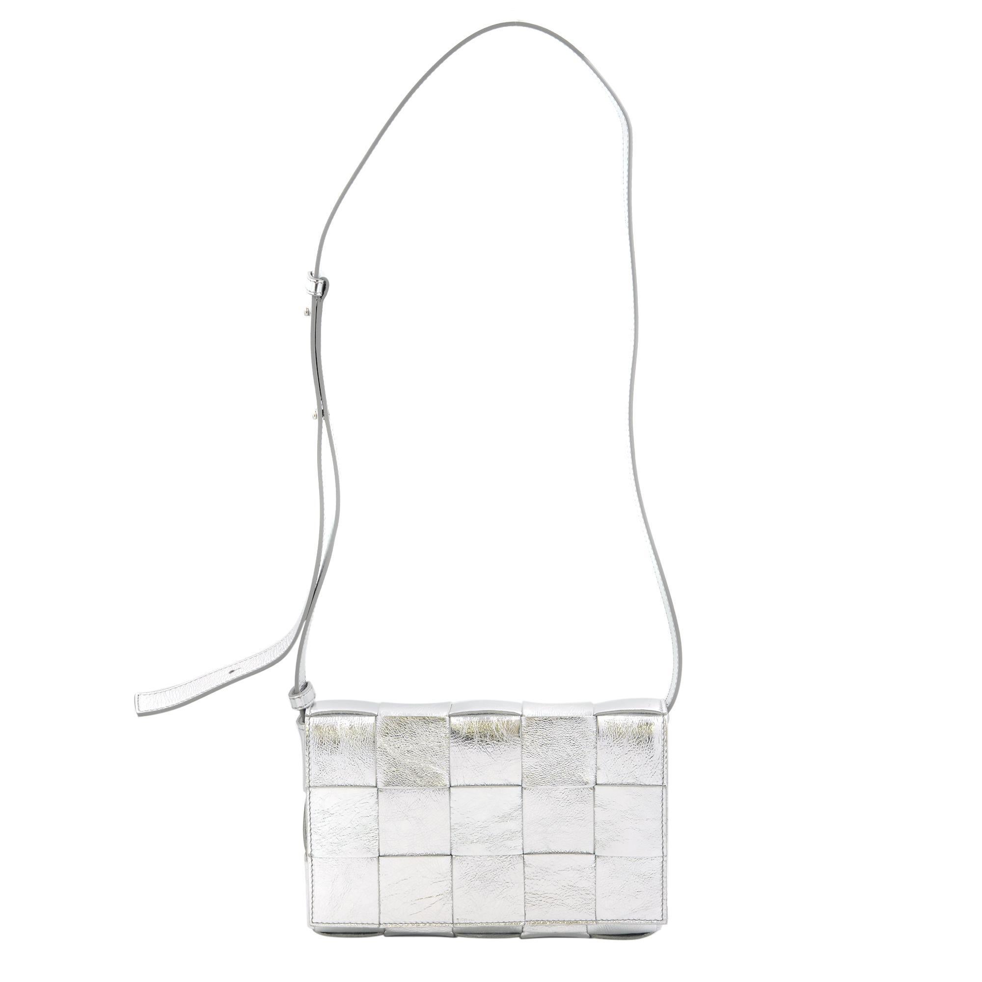 Defined by a refined leather exterior and a contemporary metallic finish, this eye catching piece from Bottega Veneta makes a wonderful choice for both day and night affairs. Bottega Veneta Metallic Leather Intreccio Cassette Crossbody Bag features
