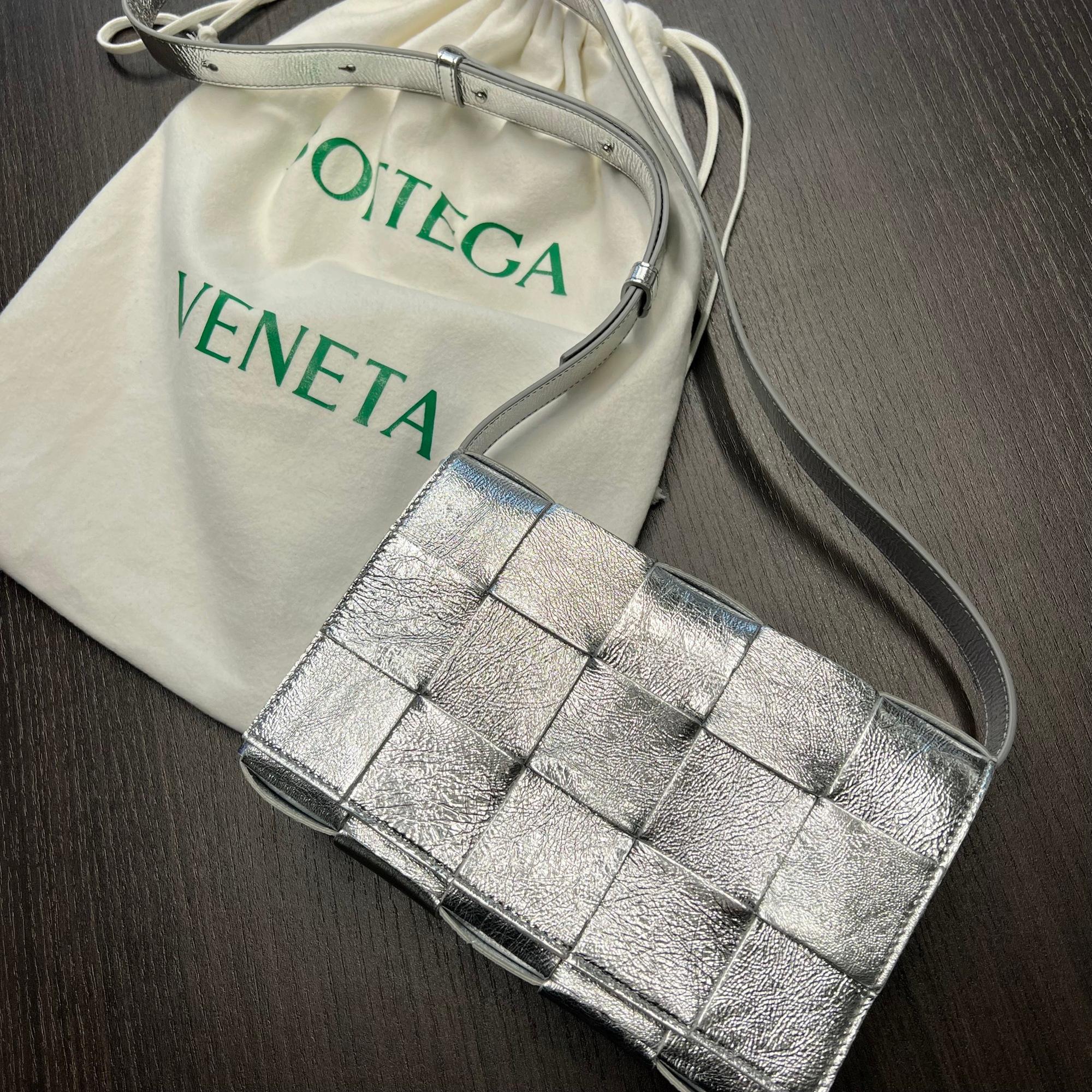 Bottega Veneta Mettalic Silver Leather Intreccio Cassette Crossbody Bag In Excellent Condition In New York, NY