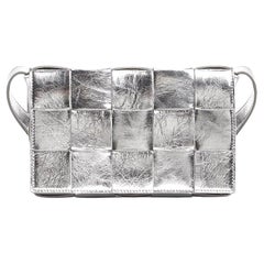 Intreccio Cassette Umhängetasche aus Metallic-Silber-Leder von Bottega Veneta