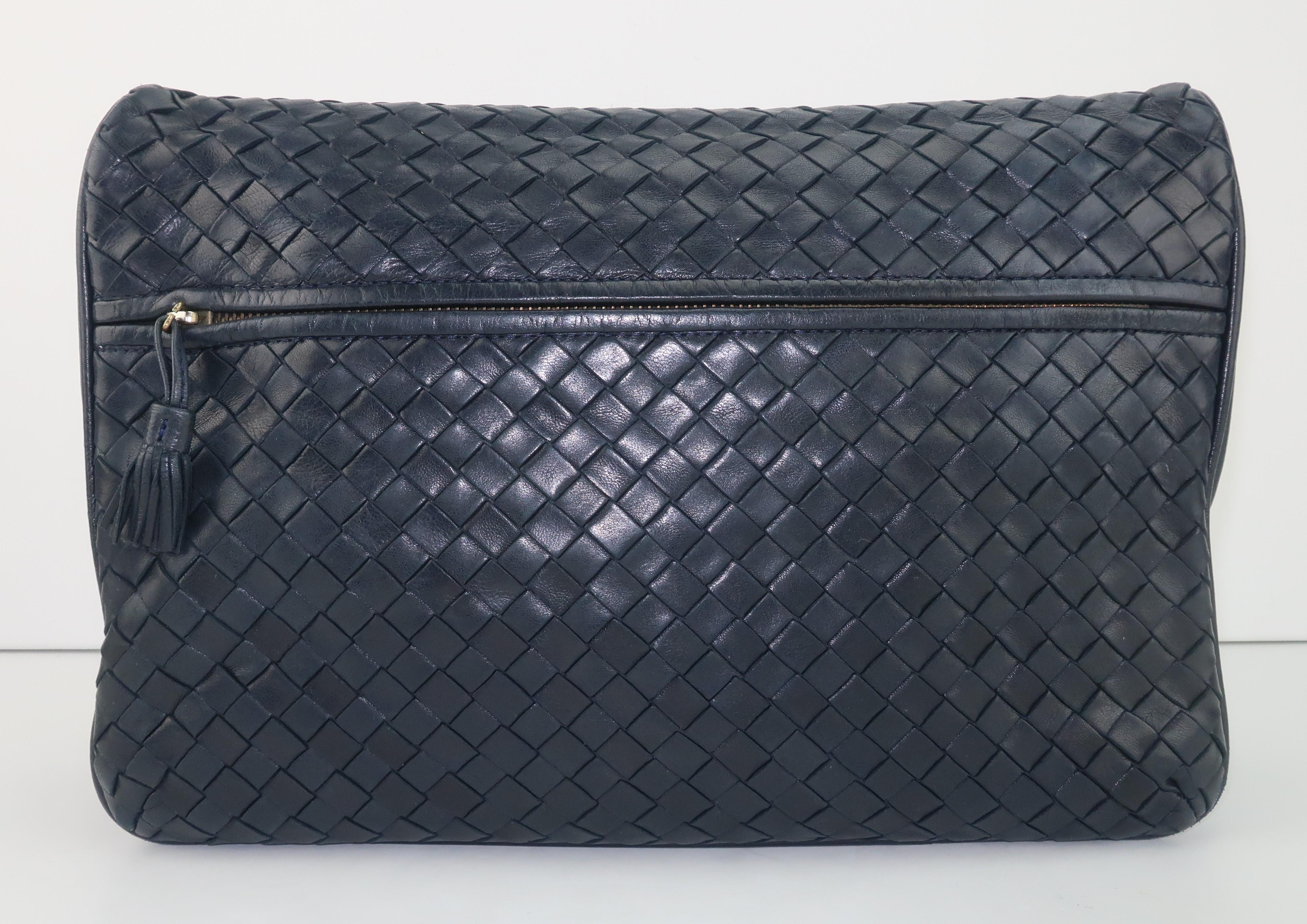Bottega Veneta Midnight Blue Leather Intrecciato Clutch Handbag In Good Condition In Atlanta, GA