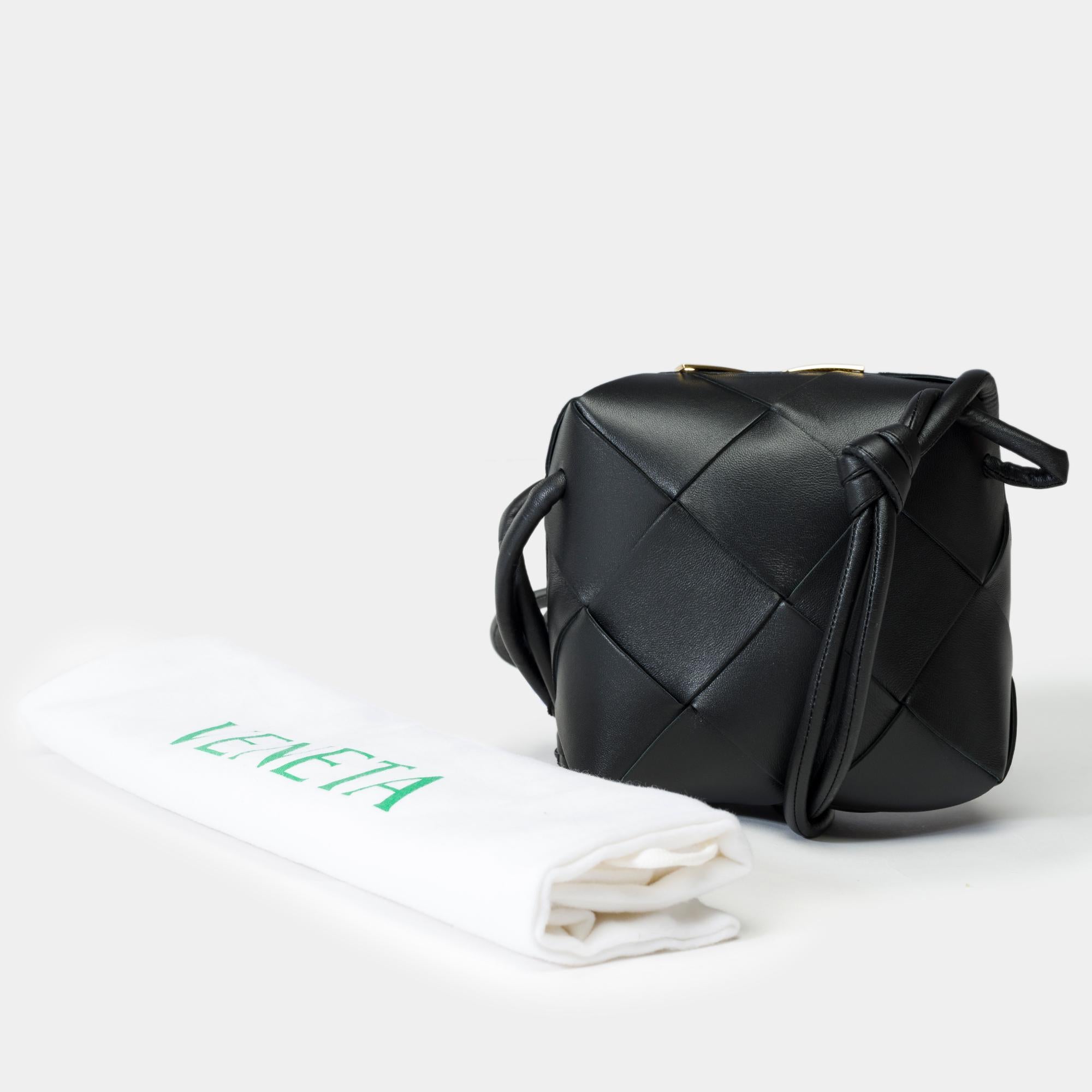Stunning​ ​Bottega​ ​Veneta​ ​Mini​ ​Camera​ ​Cassette​ ​shoulder​ ​bag​ ​in​ ​black​ ​Intreccio​ ​lambskin​ ​leather,​ ​gold-tone​ ​metal​ ​hardware,​ ​a​ ​black​ ​leather​ ​padded​ ​strap​ ​for​ ​shoulder​ ​or​ ​crossbody​ ​wear

Closure:​