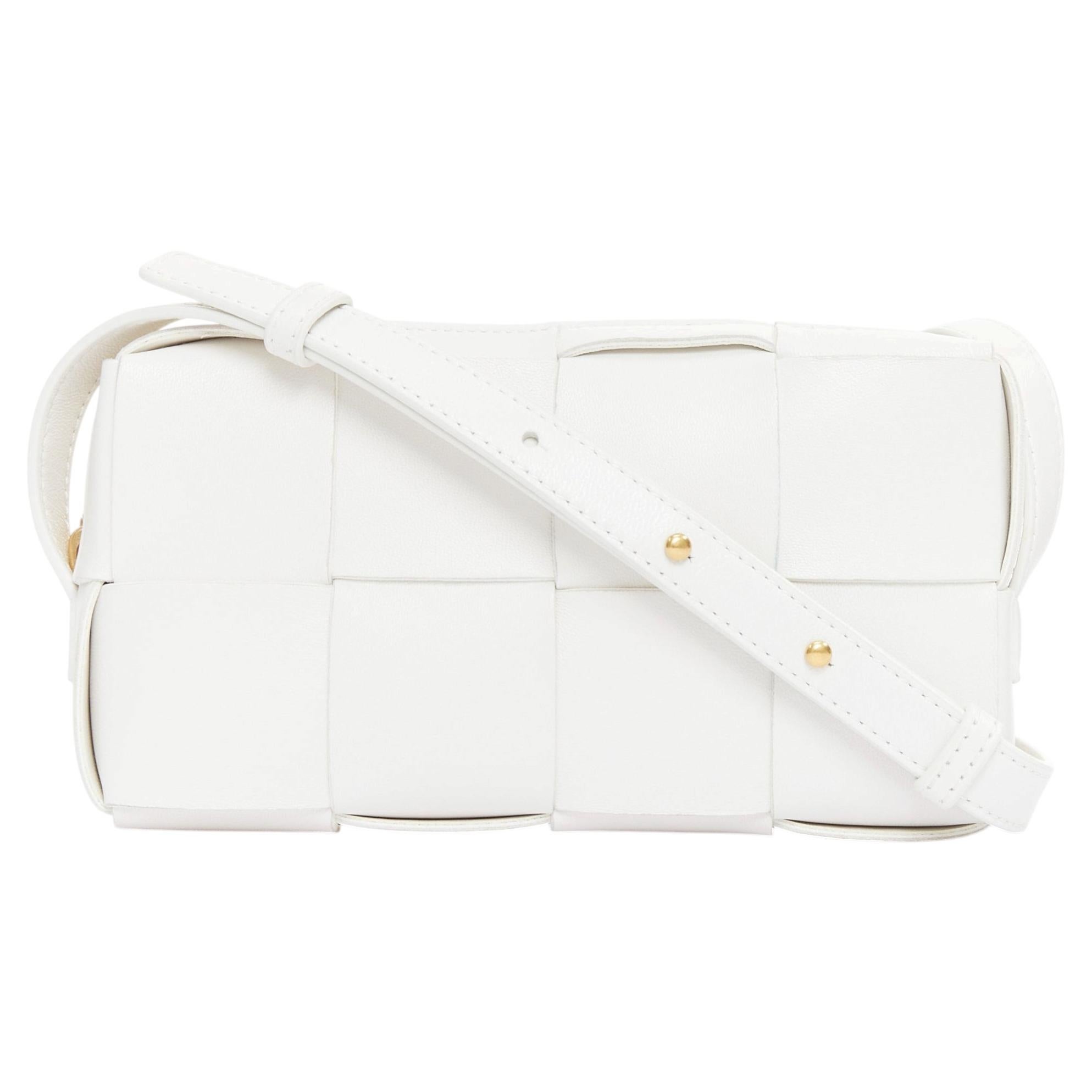 Bottega Veneta Mini Cassette in pelle d'agnello bianca Maxi Intrecciato crossbody bag