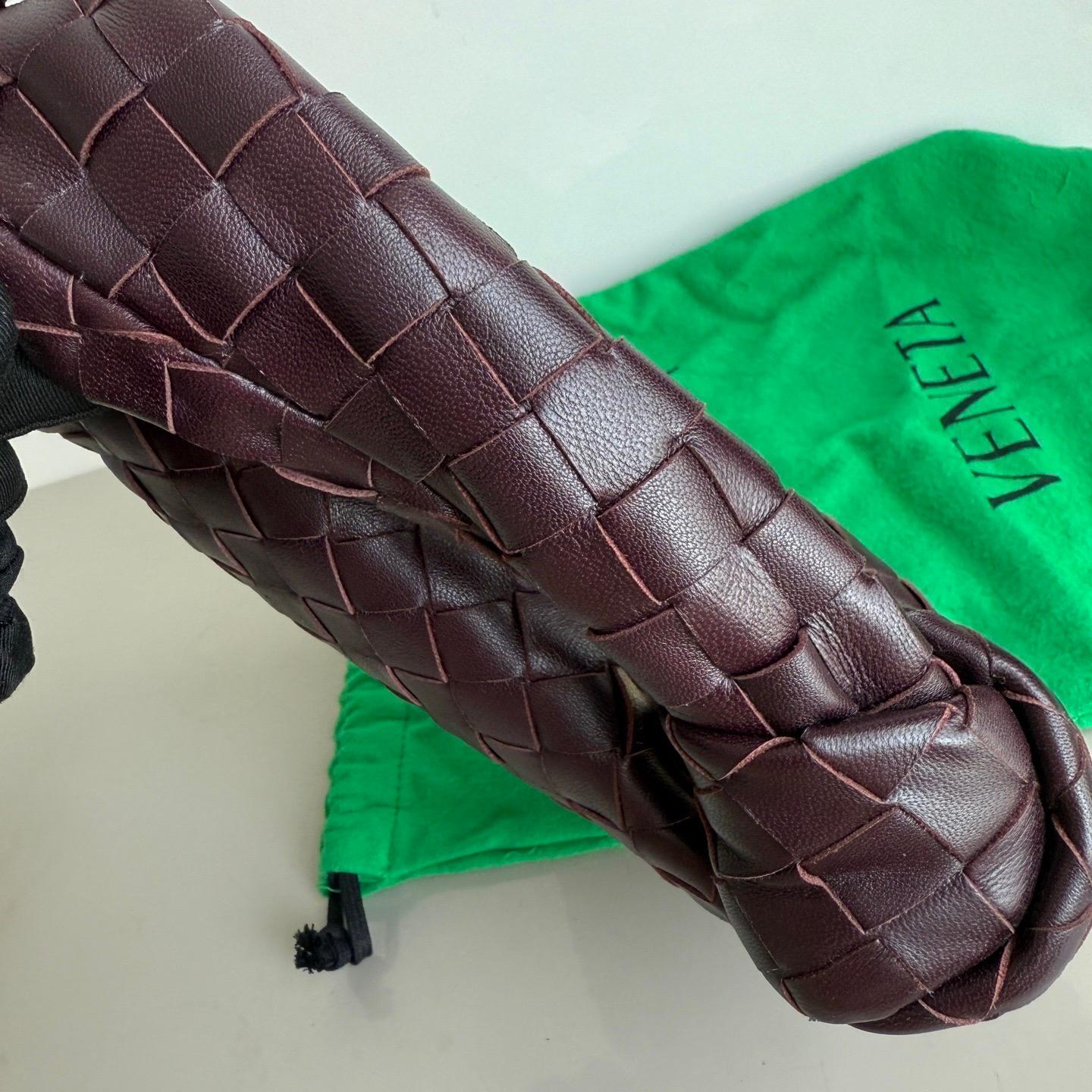 Bottega Veneta Mini Jodie Embrague de Piel Intrecciato Vino Borgoña Oscuro en venta 6