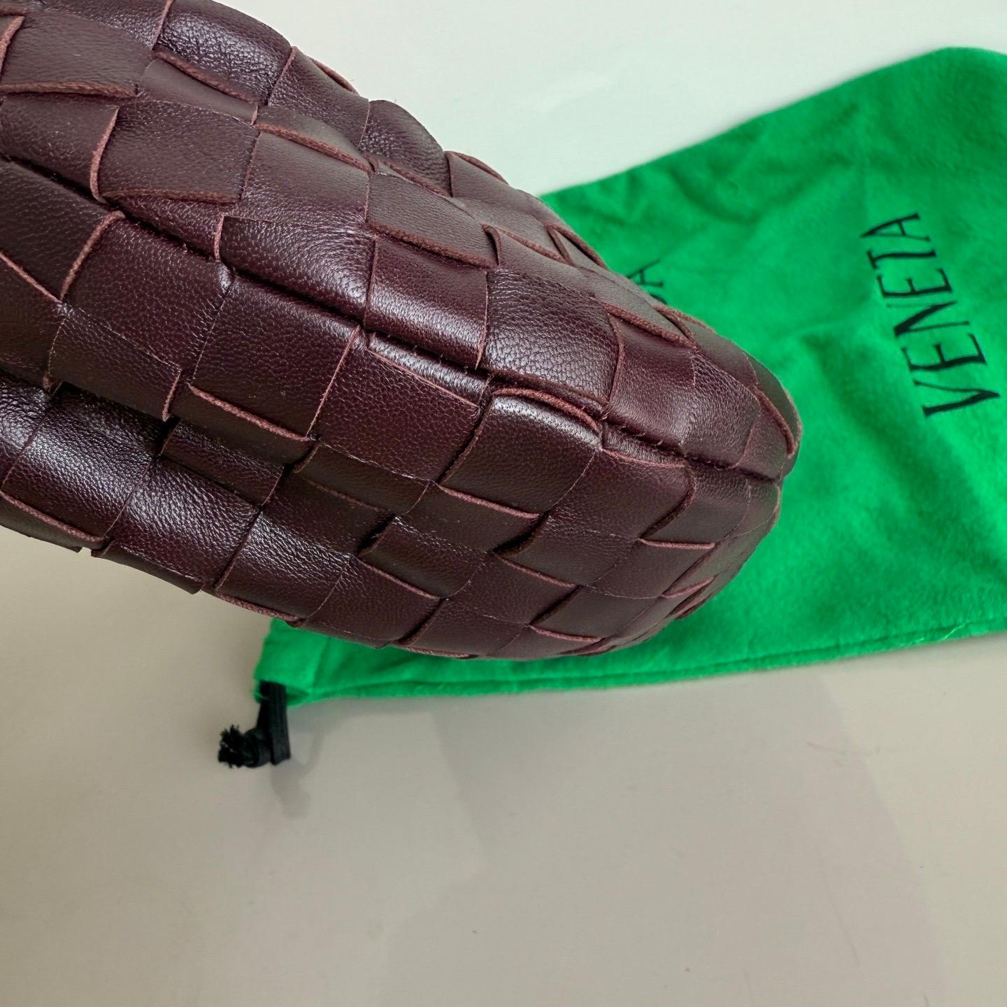 Bottega Veneta Mini Jodie Embrague de Piel Intrecciato Vino Borgoña Oscuro en venta 7