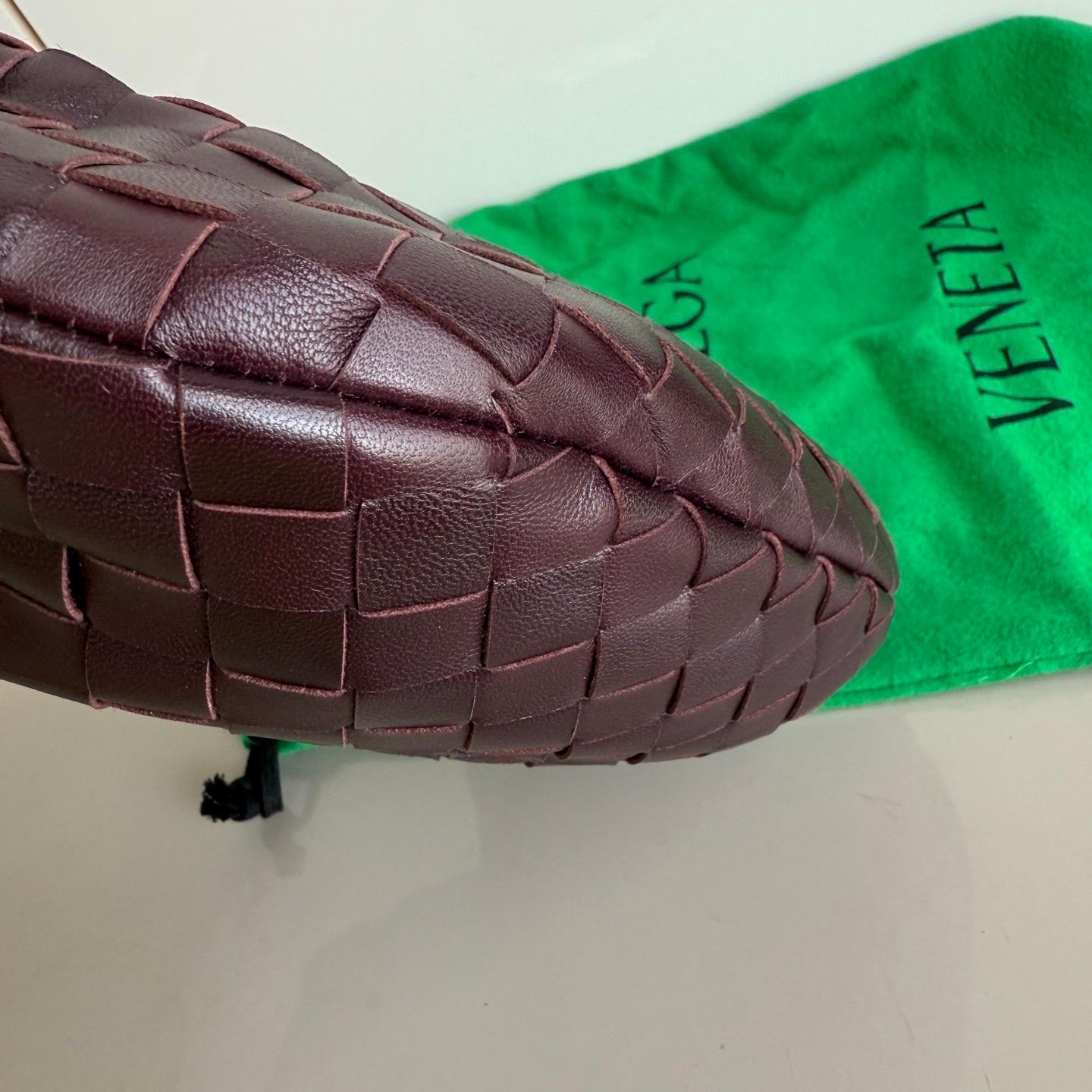 Bottega Veneta Mini Jodie Embrague de Piel Intrecciato Vino Borgoña Oscuro en venta 8