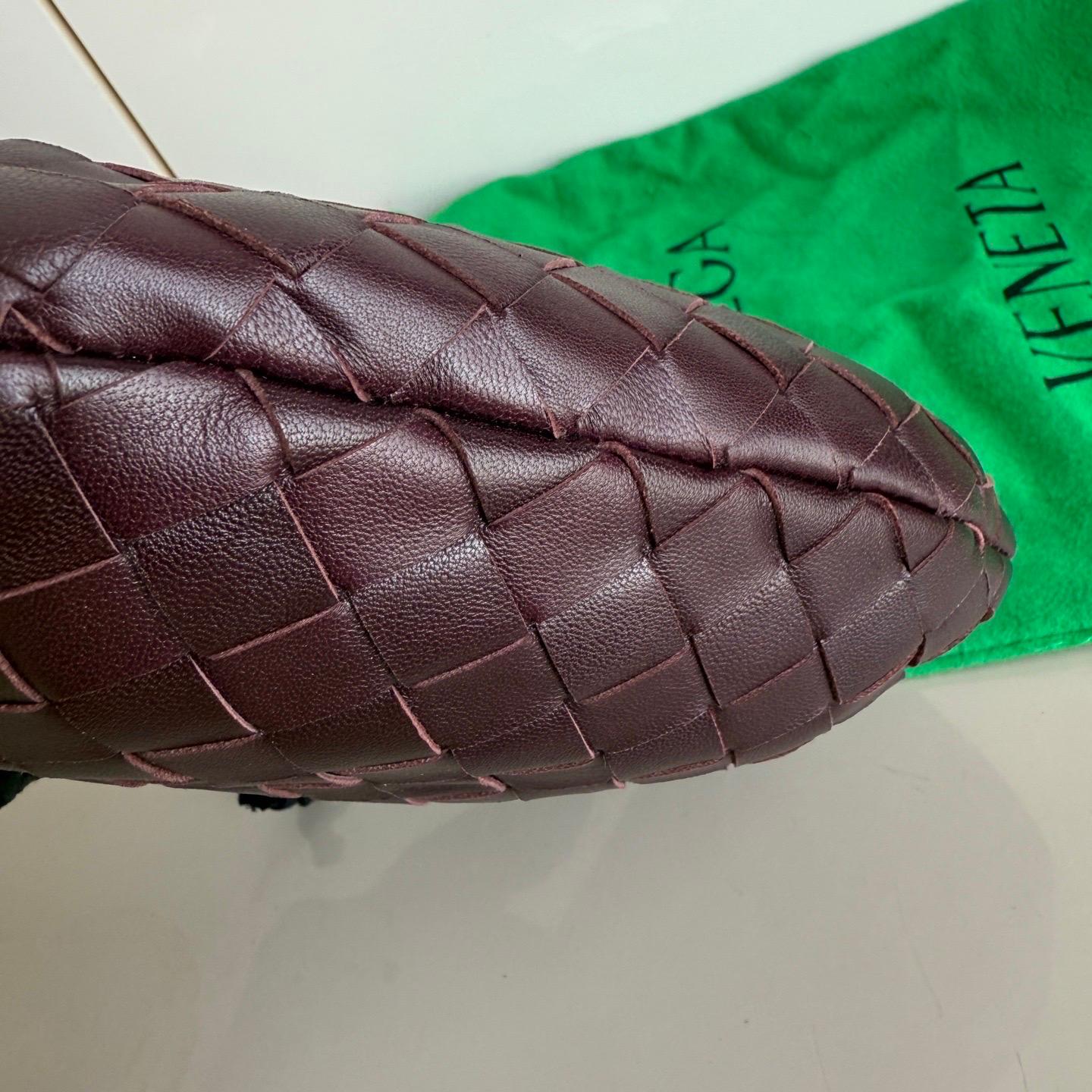Bottega Veneta Mini Jodie Embrague de Piel Intrecciato Vino Borgoña Oscuro en venta 9