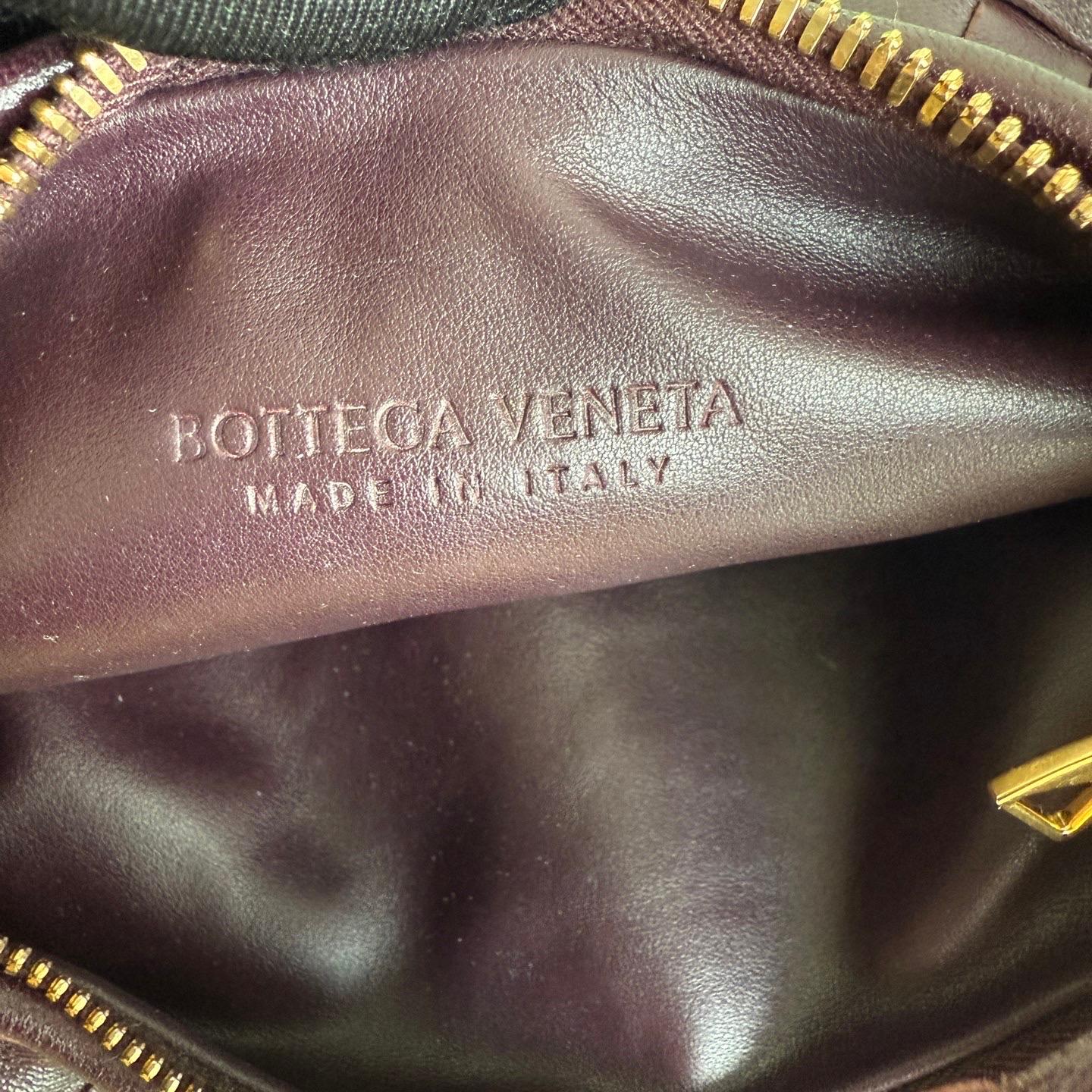 Bottega Veneta Mini Jodie Embrague de Piel Intrecciato Vino Borgoña Oscuro en venta 14