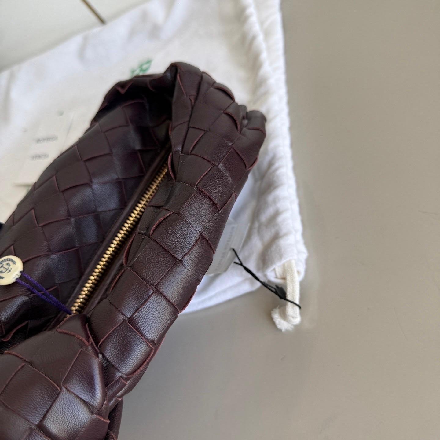 Bottega Veneta Mini Jodie Embrague de Piel Intrecciato Vino Borgoña Oscuro en Nuevo estado para la venta en AUBERVILLIERS, FR