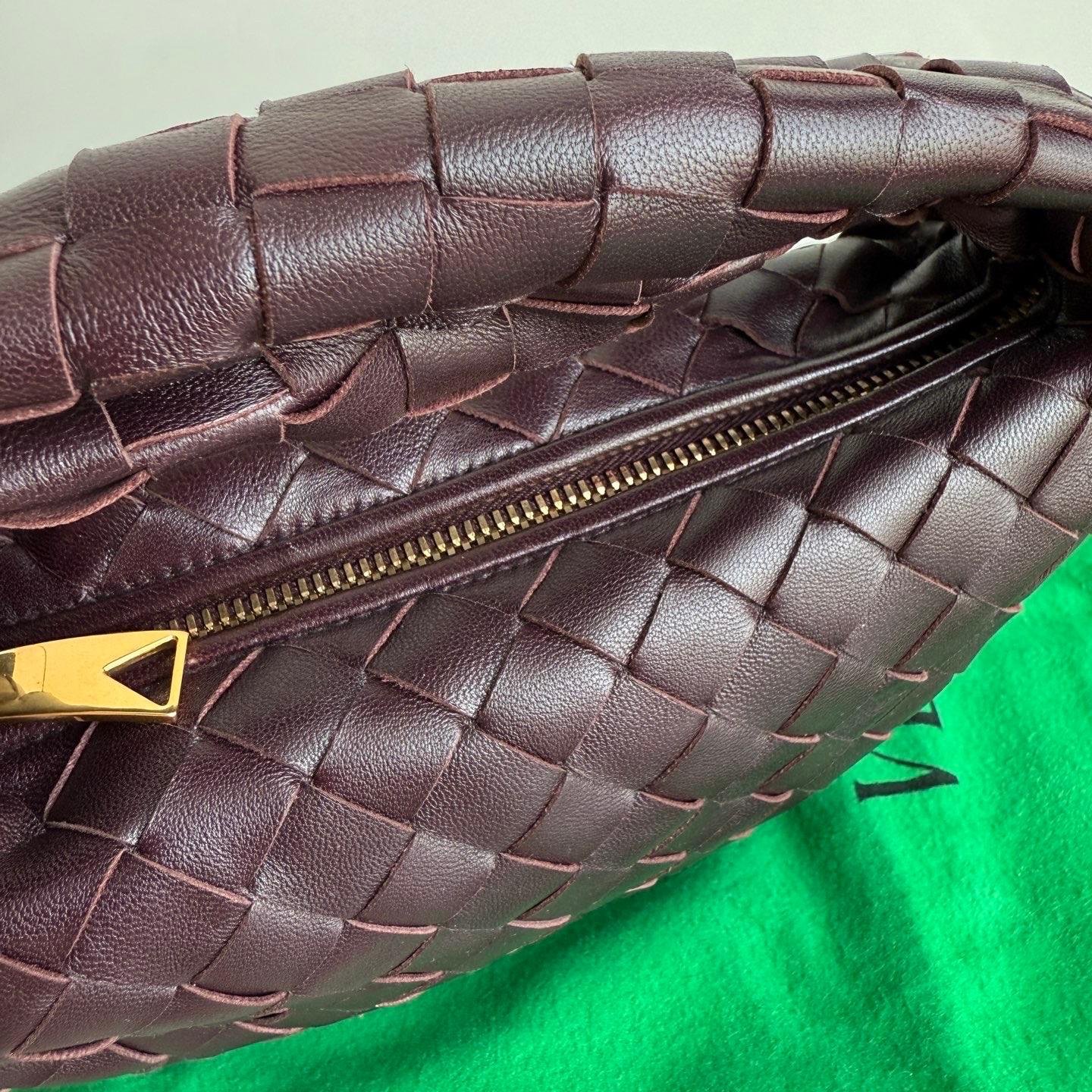 Bottega Veneta Mini Jodie Embrague de Piel Intrecciato Vino Borgoña Oscuro en Nuevo estado para la venta en AUBERVILLIERS, FR