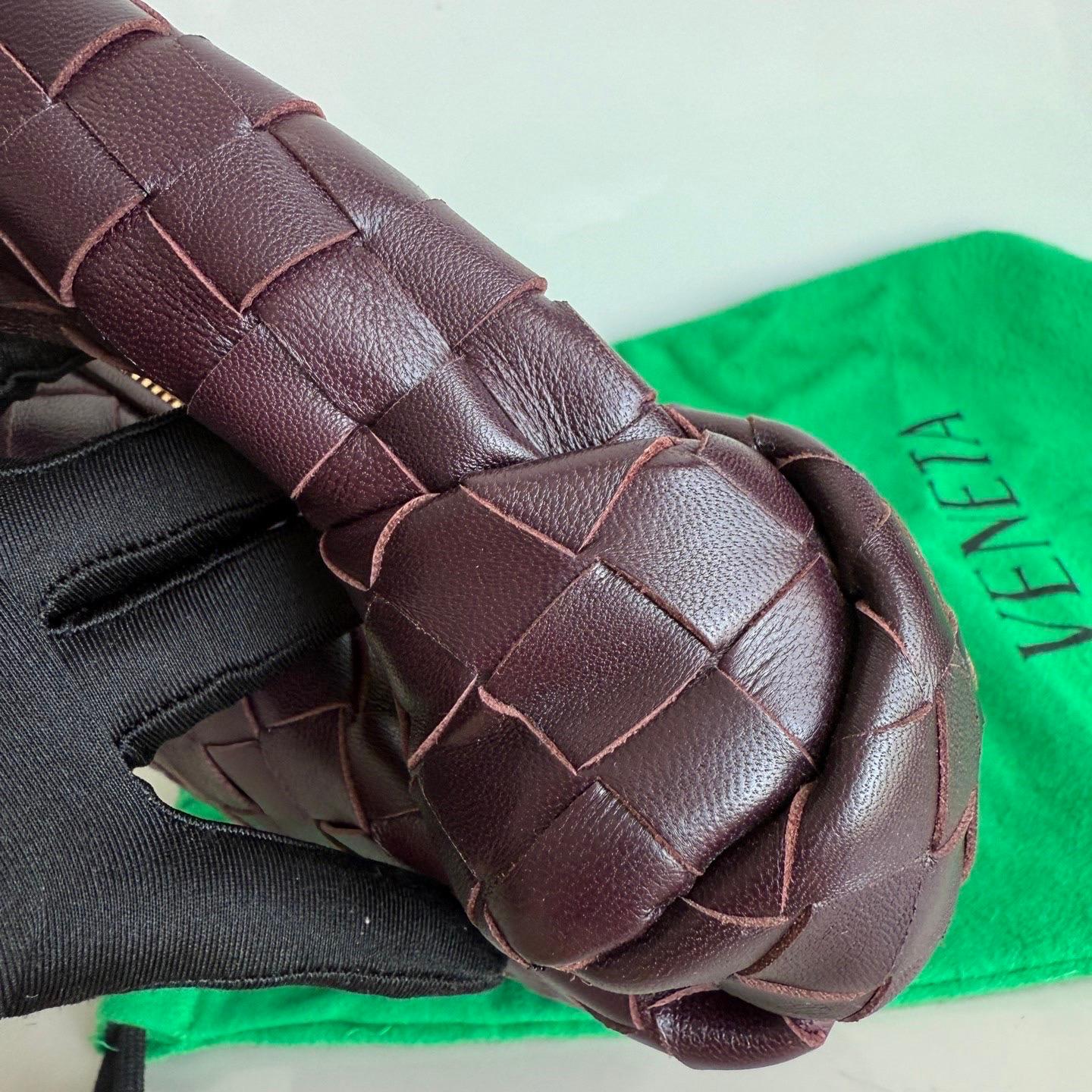 Bottega Veneta Mini Jodie Embrague de Piel Intrecciato Vino Borgoña Oscuro en venta 1