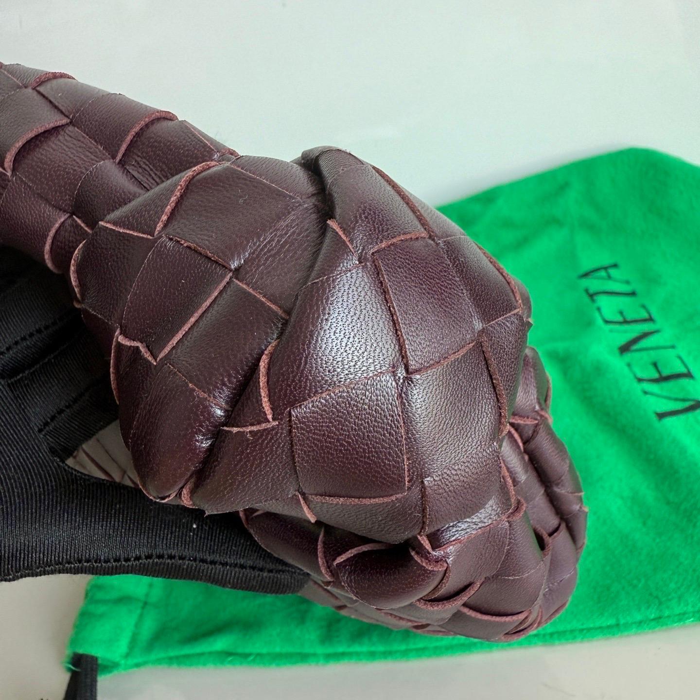 Bottega Veneta Mini Jodie Embrague de Piel Intrecciato Vino Borgoña Oscuro en venta 3