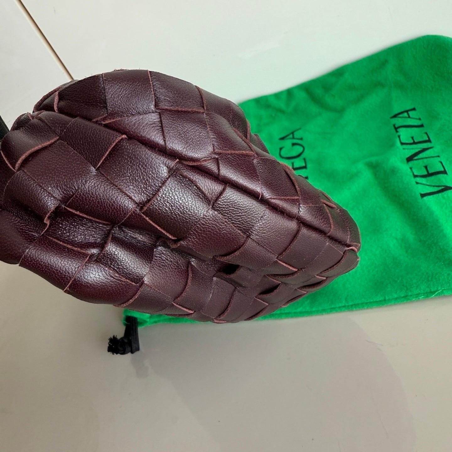 Bottega Veneta Mini Jodie Embrague de Piel Intrecciato Vino Borgoña Oscuro en venta 4