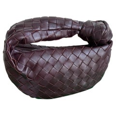 Bottega Veneta Mini Jodie, pochette in pelle Intrecciata color borgogna scuro