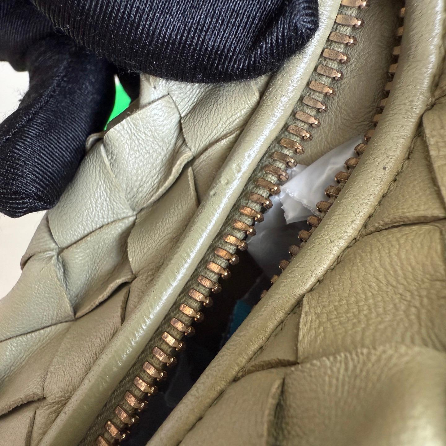 Bottega Veneta Mini Jodie Verde Travertino Pochette in pelle Intrecciato in vendita 8