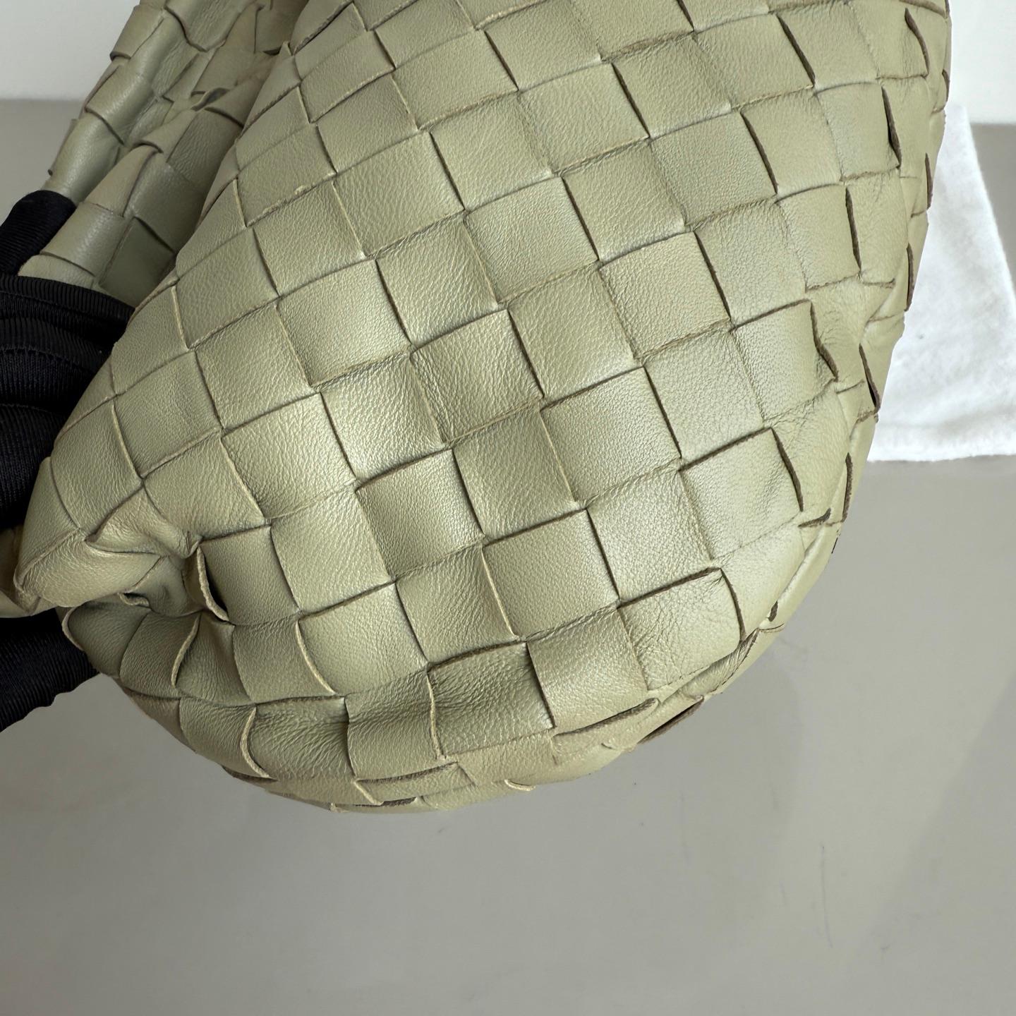 Bottega Veneta Mini Jodie Verde Travertino Pochette in pelle Intrecciato in vendita 12