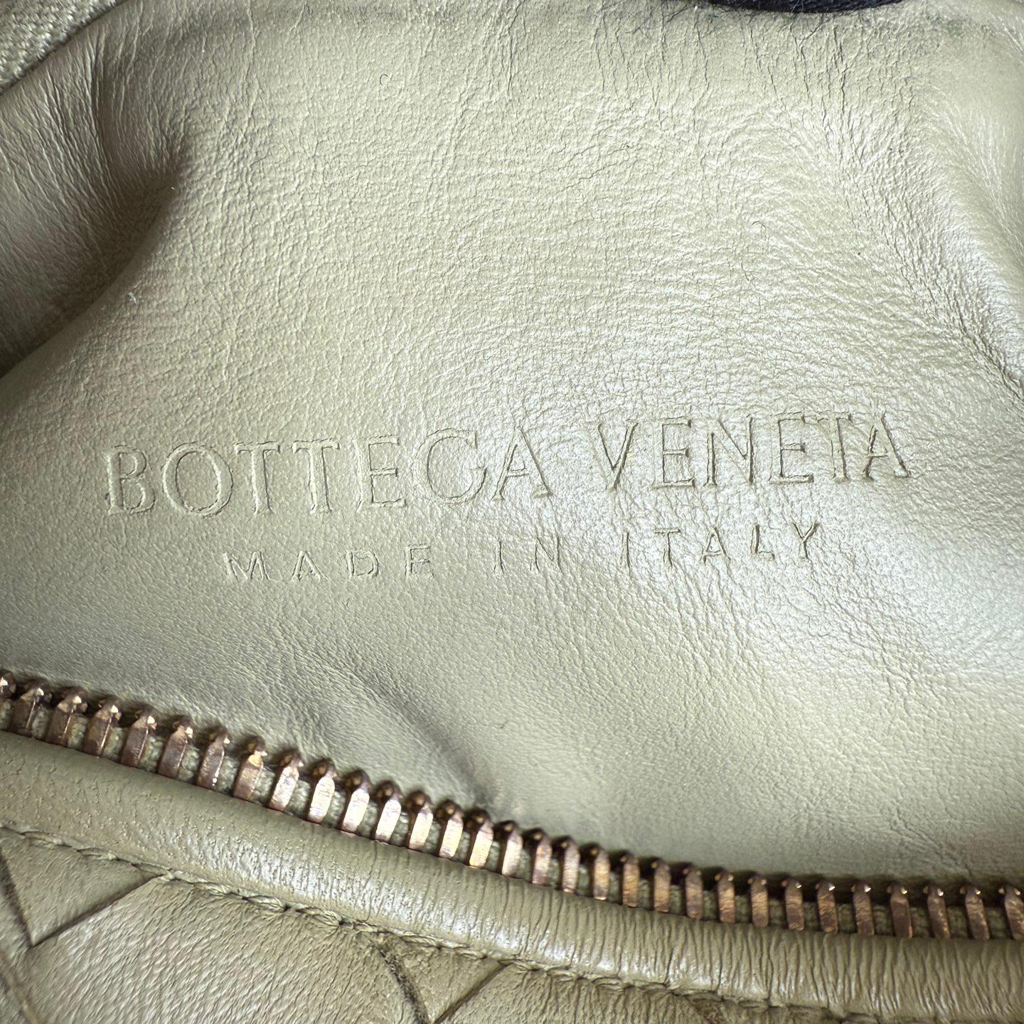 Bottega Veneta Mini Jodie Verde Travertino Pochette in pelle Intrecciato in vendita 14