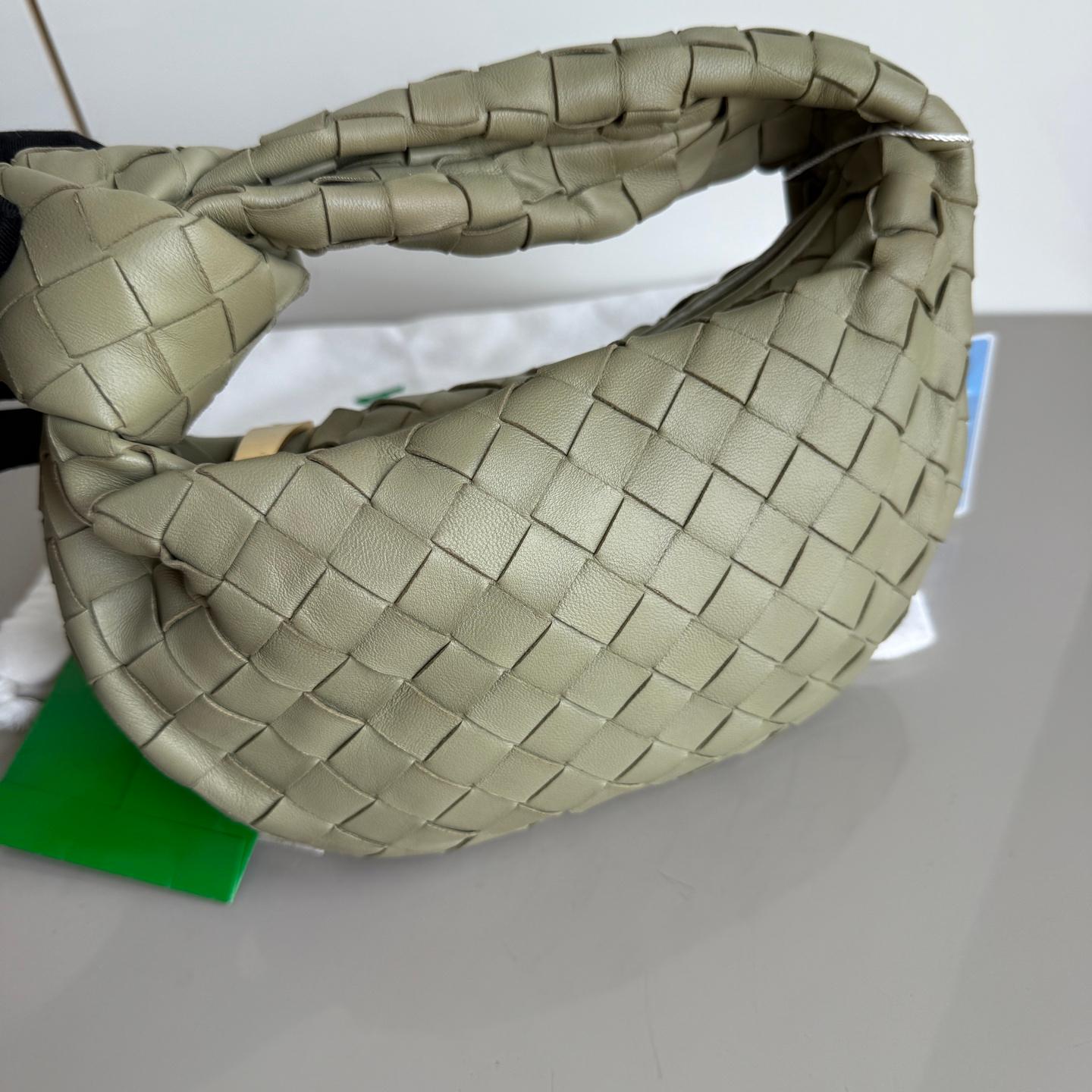 La Bottega Veneta JODI Mini in elegante pelle bordeaux offre il perfetto equilibrio tra praticità e lusso. Il suo formato mini è un'ottima borsa per tutti i giorni, mentre l'iconica trama Intrecciato è una dichiarazione di moda. Combinando la