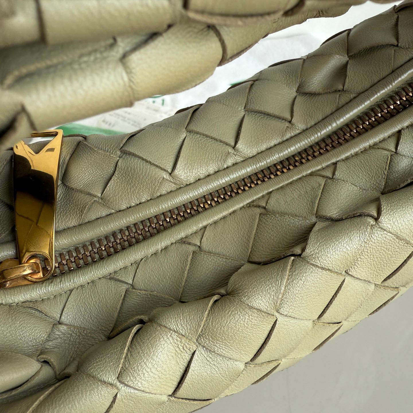 Grigio Bottega Veneta Mini Jodie Verde Travertino Pochette in pelle Intrecciato in vendita