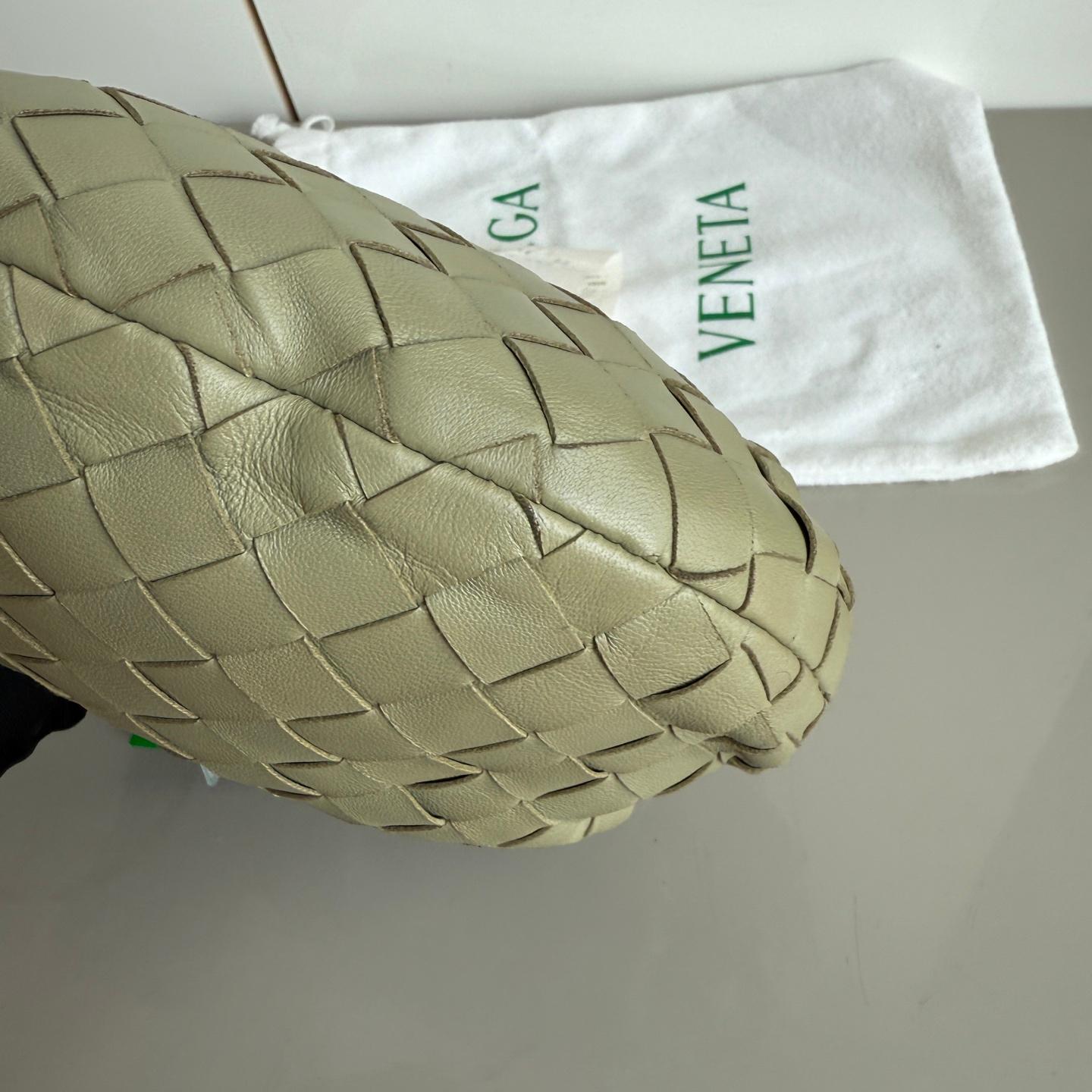 Bottega Veneta Mini Jodie Verde Travertino Pochette in pelle Intrecciato in vendita 2