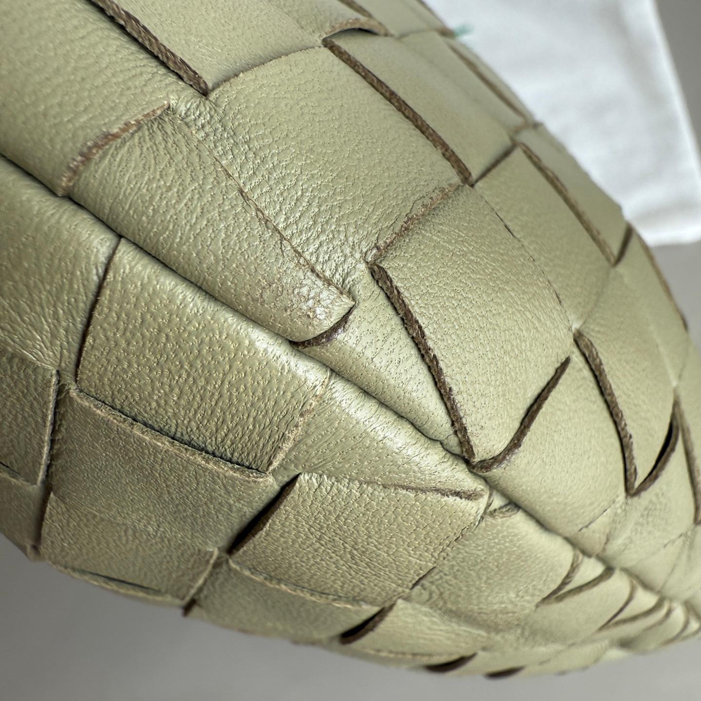 Bottega Veneta Mini Jodie Verde Travertino Pochette in pelle Intrecciato in vendita 4