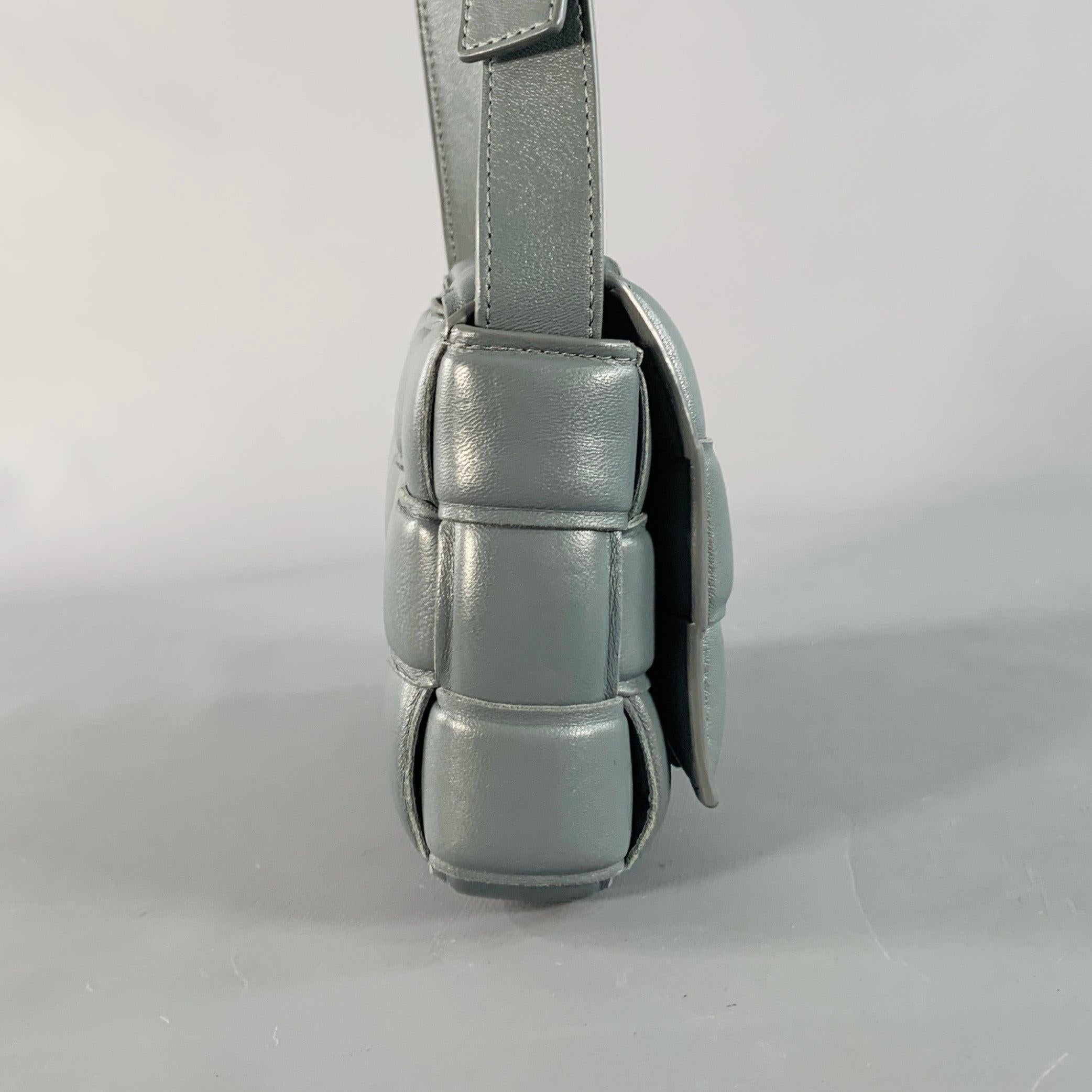 Bottega Veneta Mini Cassetta imbottita in pelle d'agnello intrecciata Grigio Borsa a tracolla In condizioni ottime in vendita a San Francisco, CA