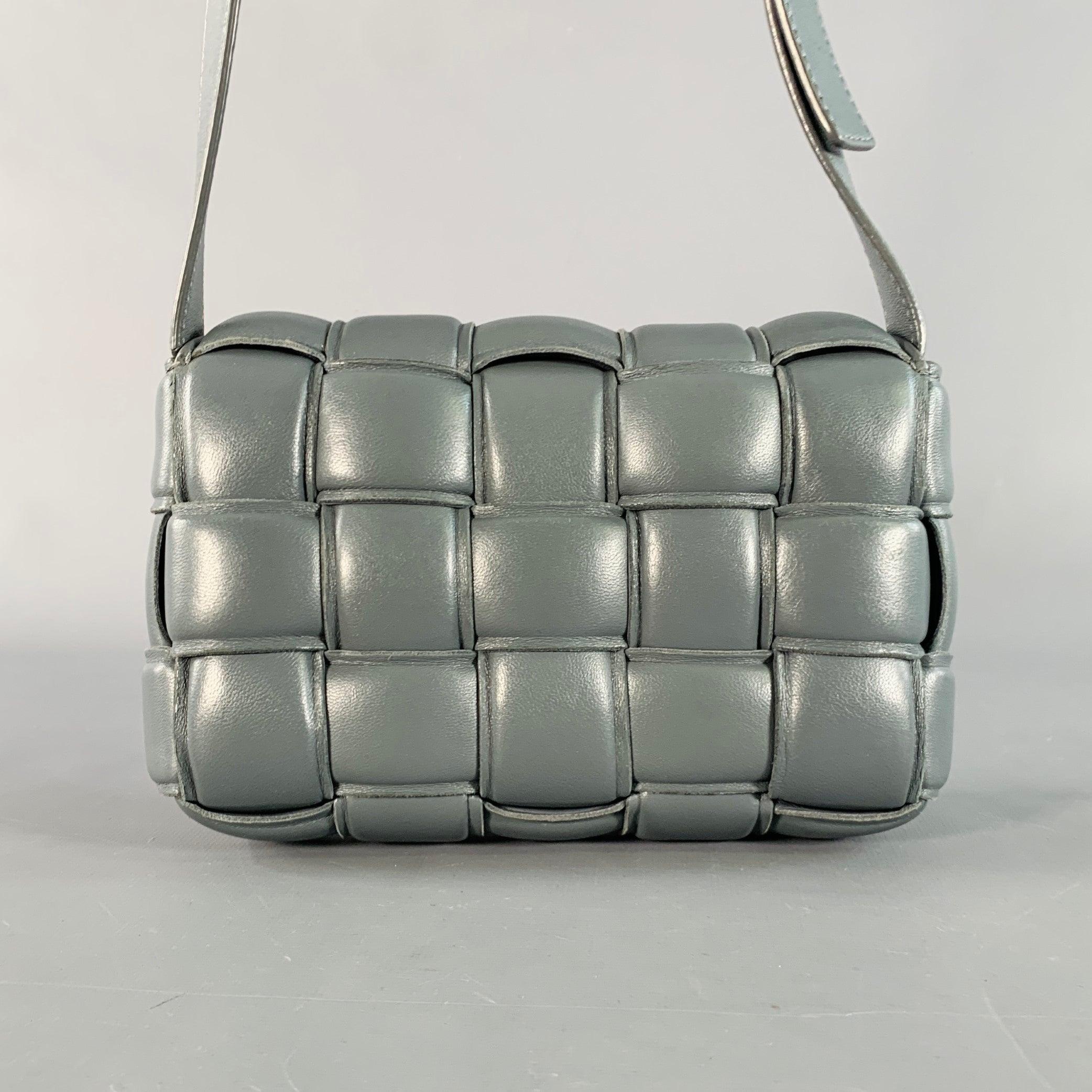 Donna Bottega Veneta Mini Cassetta imbottita in pelle d'agnello intrecciata Grigio Borsa a tracolla in vendita
