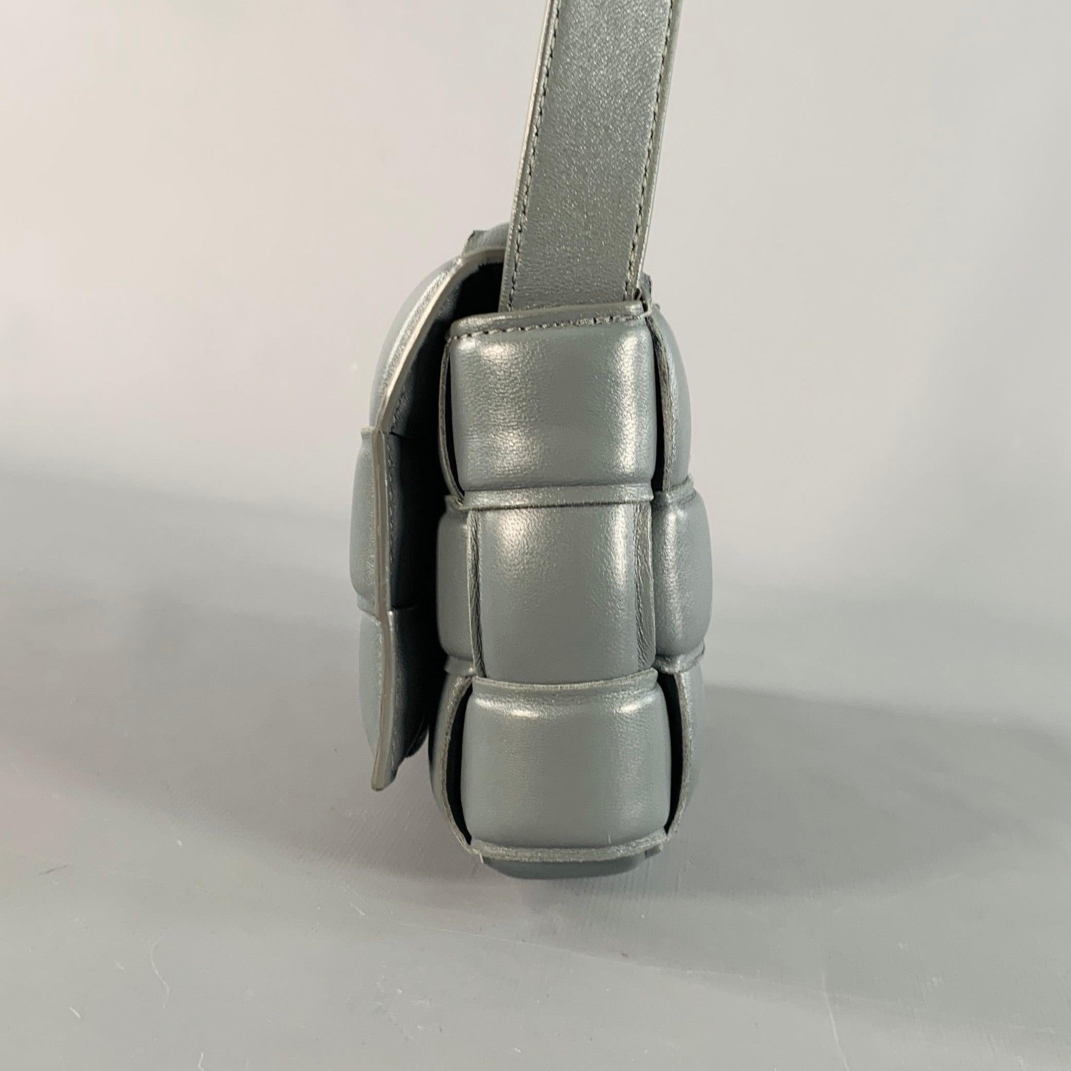 Bottega Veneta Mini Cassetta imbottita in pelle d'agnello intrecciata Grigio Borsa a tracolla in vendita 1