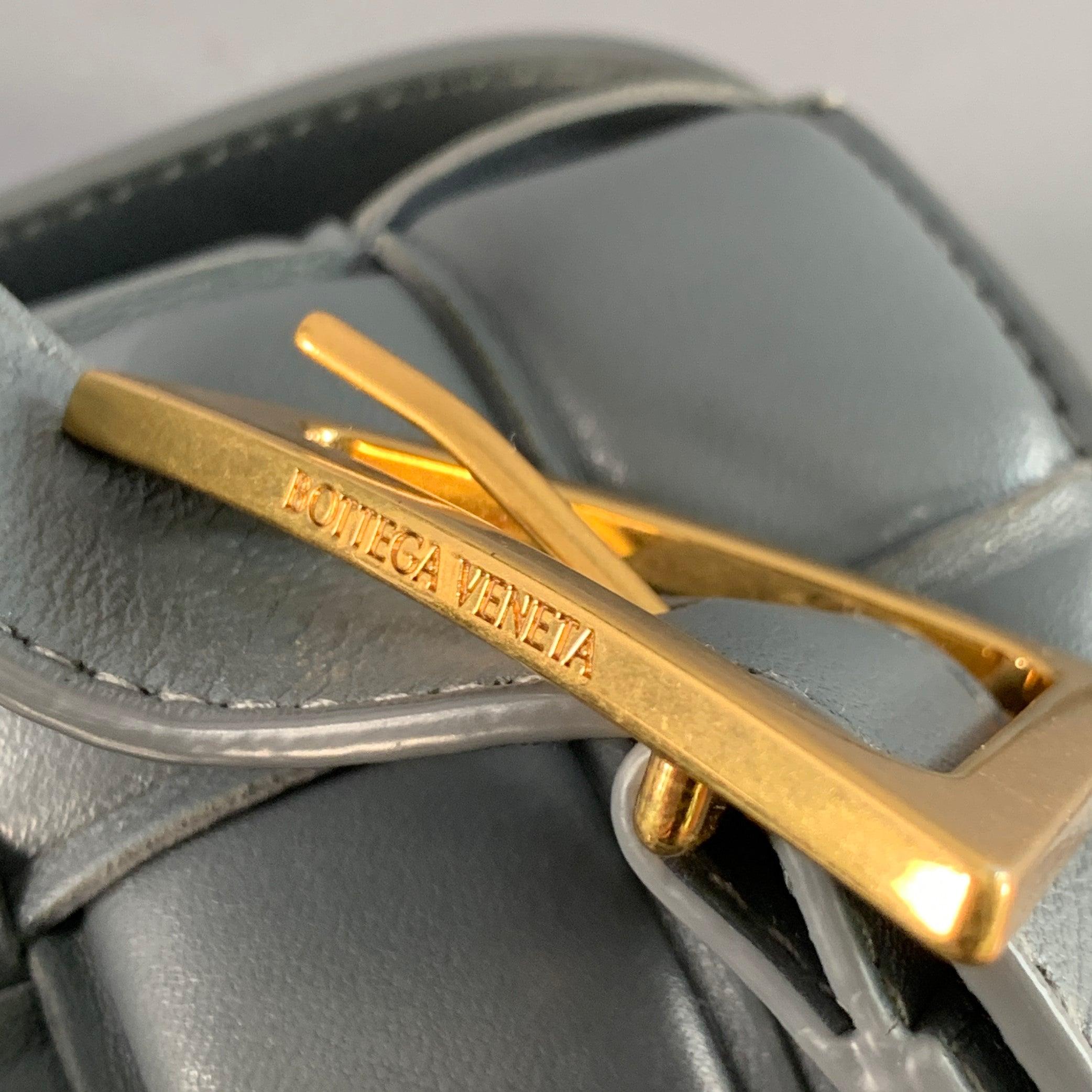 Bottega Veneta Mini Cassetta imbottita in pelle d'agnello intrecciata Grigio Borsa a tracolla in vendita 2