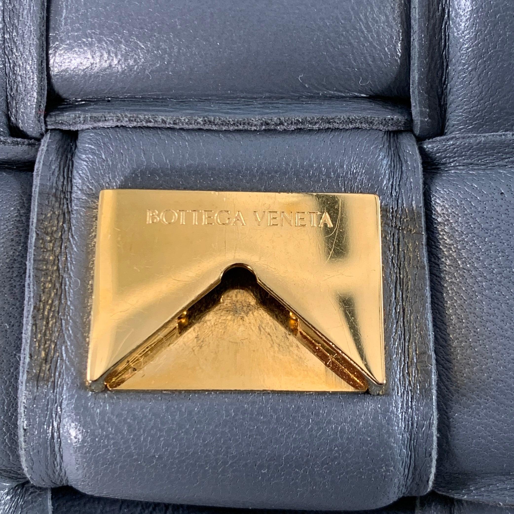 Bottega Veneta Mini Cassetta imbottita in pelle d'agnello intrecciata Grigio Borsa a tracolla in vendita 3