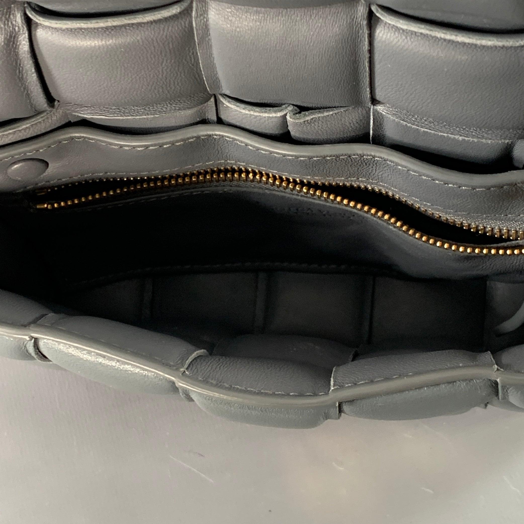 Bottega Veneta Mini Cassetta imbottita in pelle d'agnello intrecciata Grigio Borsa a tracolla in vendita 4