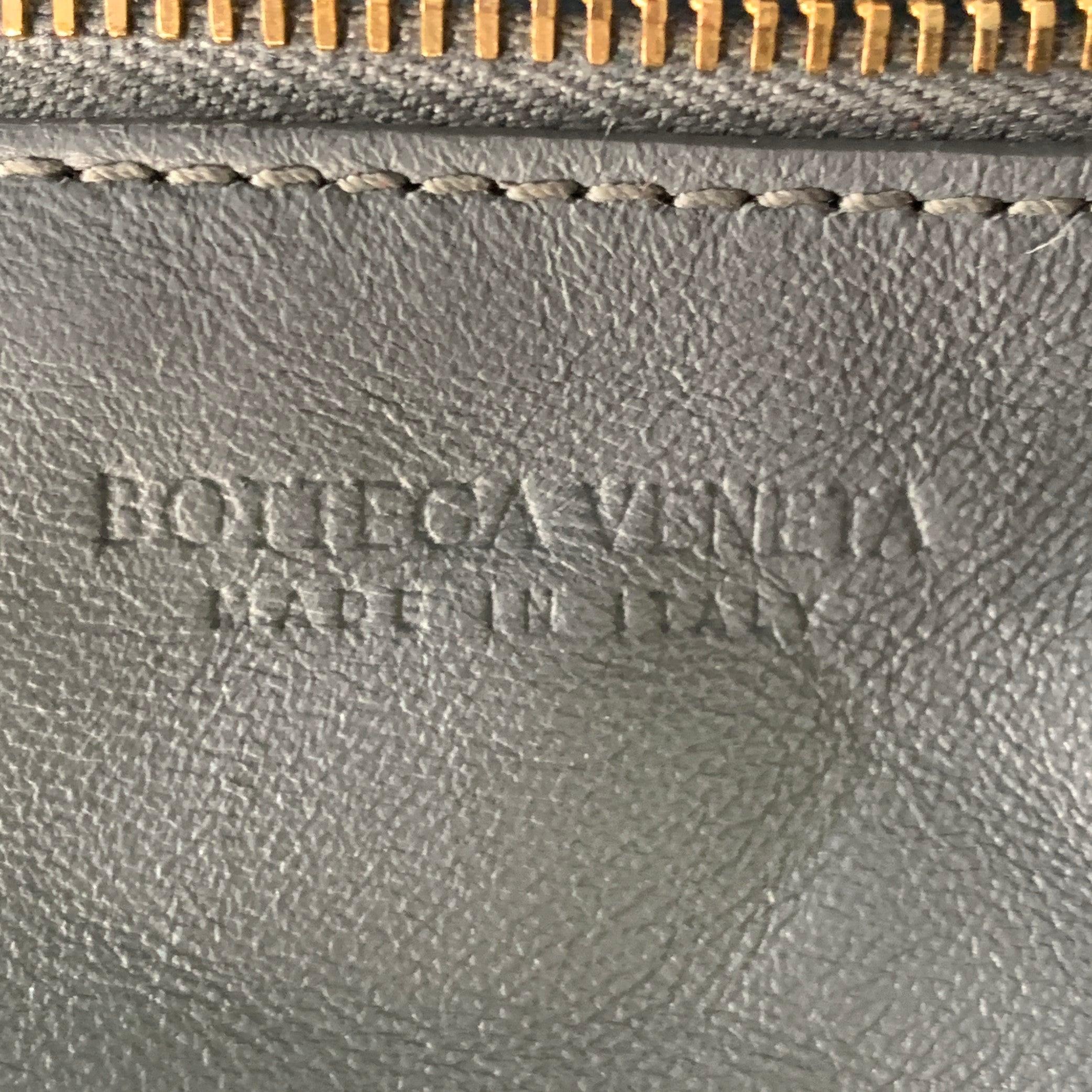 Bottega Veneta Mini Cassetta imbottita in pelle d'agnello intrecciata Grigio Borsa a tracolla in vendita 5