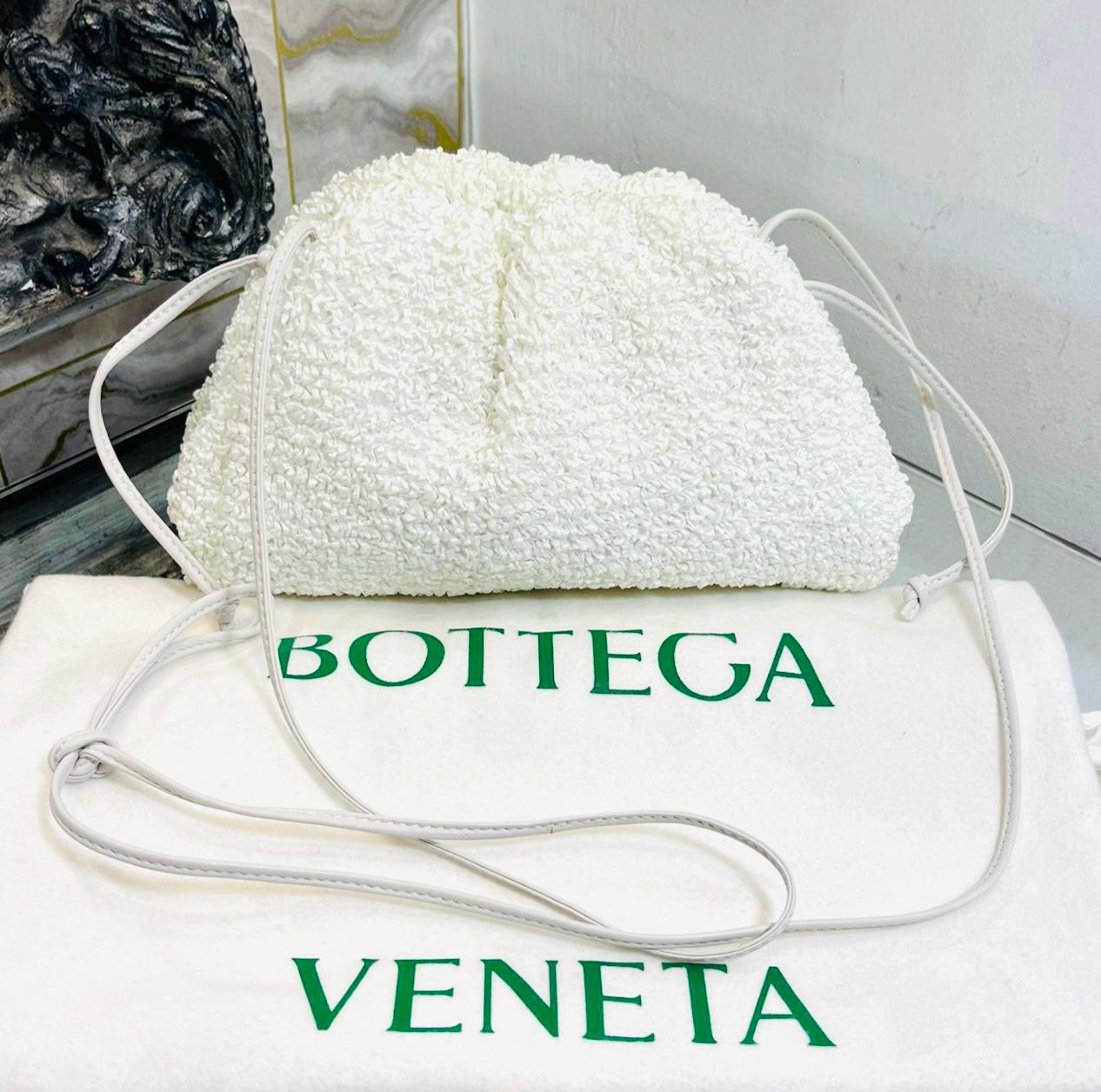 Bottega Veneta - Mini pochette en raphia

Sac ivoire conçu avec du cuir à effet bouclé.

Il est doté d'une longue bandoulière et d'une fermeture magnétique sur le dessus.

Intérieur en cuir lisse. Rrp £2100

Taille - Hauteur 15cm, Largeur 27cm,