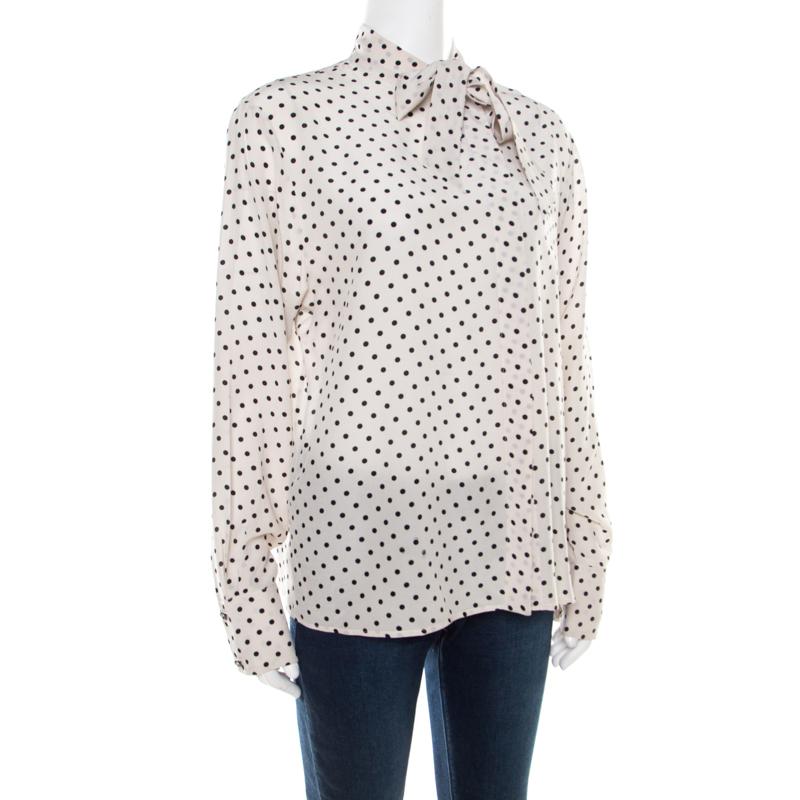 This Bottega Veneta top upgrades your style quotient to another level. This white piece would be a perfect gift for your loved one. Crafted in 100% silk, this top echoes a contemporary style when paired with tailored pants and heels.

