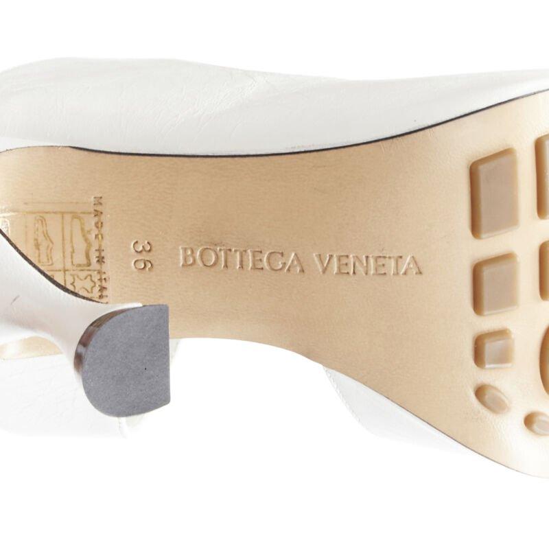 BOTTEGA VENETA Mule 90 - Sandales à bouts carrés en cuir de luxe et optique EU36 en vente 5