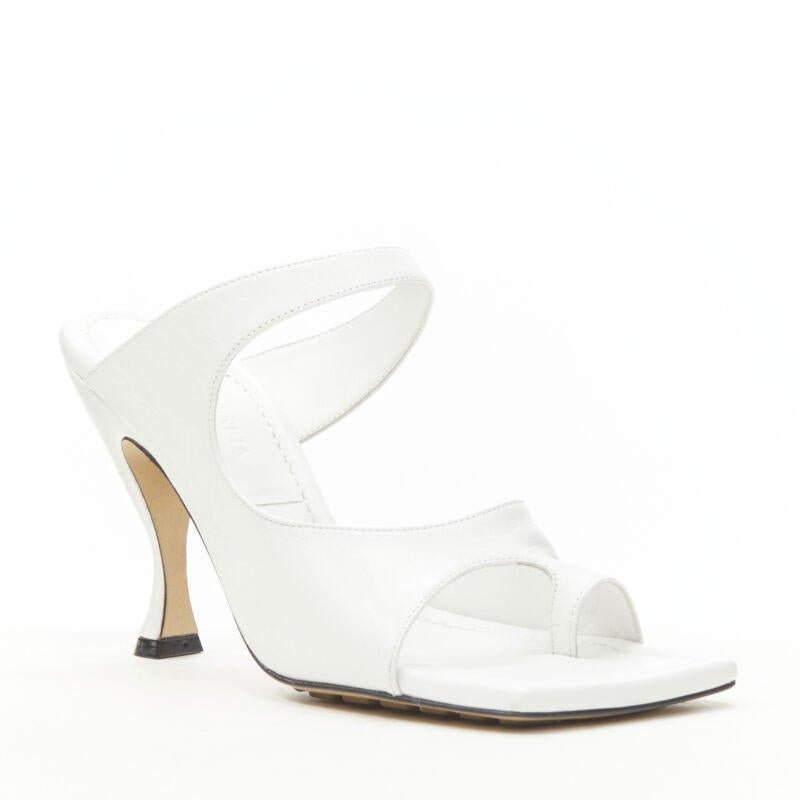 BOTTEGA VENETA Mule 90 - Sandales à bouts carrés en cuir de luxe et optique EU36
Référence : TGAS/C01287
Marque : Bottega Veneta
Designer : Daniel Lee
MATERIAL : Cuir
Couleur : blanc
Motif : Solide
Doublure :  Cuir
Détails supplémentaires : Semelle